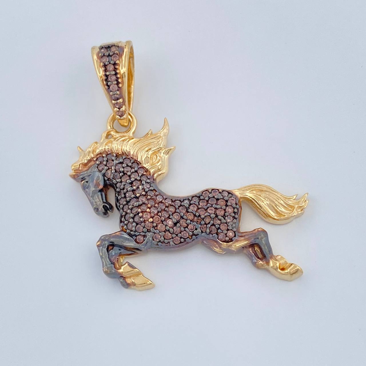 Dije Caballo 5.95gr / 1 1/2 in / Dos Oros Negro Amarillo 18K %