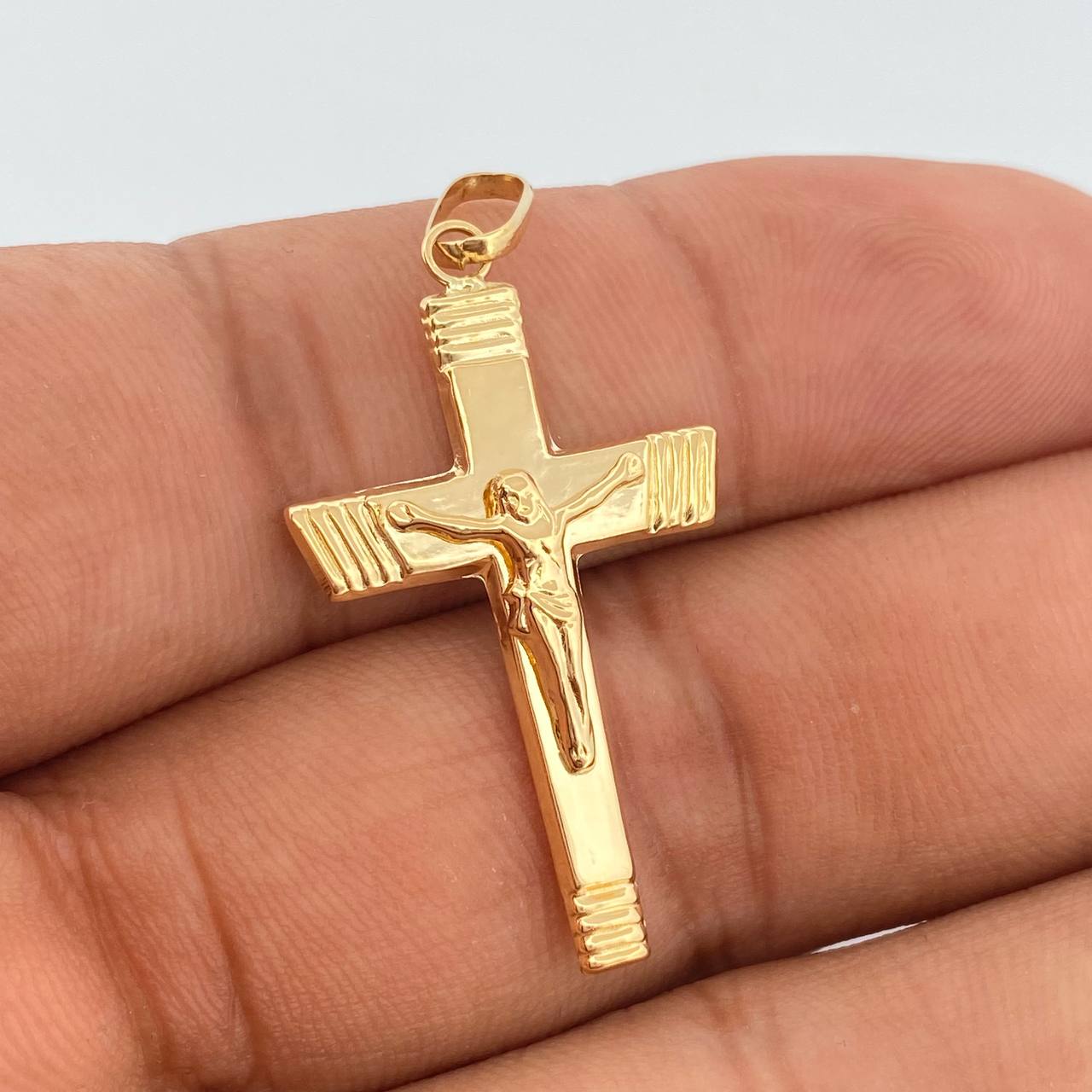 Dije Cruz Cristo 1.45gr / 1 1/2 in / Oro Amarillo 18K %