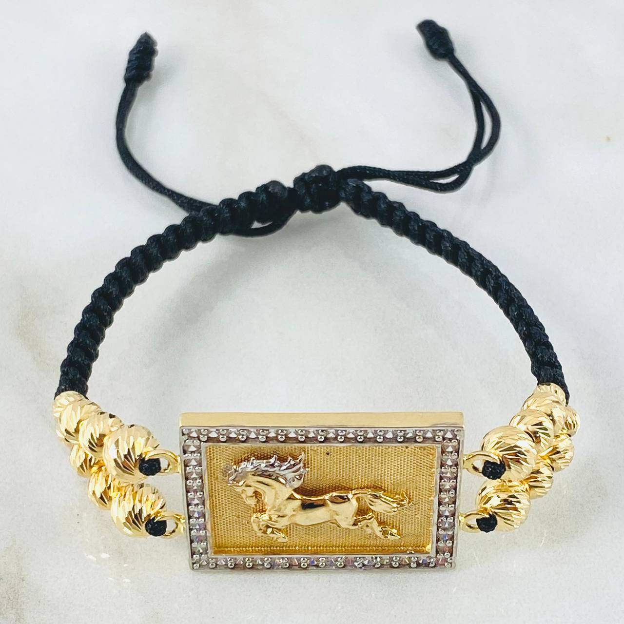 Pulsera Negra Herraje Recuadro Caballo Mate 11.8gr / 6mm-5mm-4mm Dos Oros Amarillo Blanco 18K *