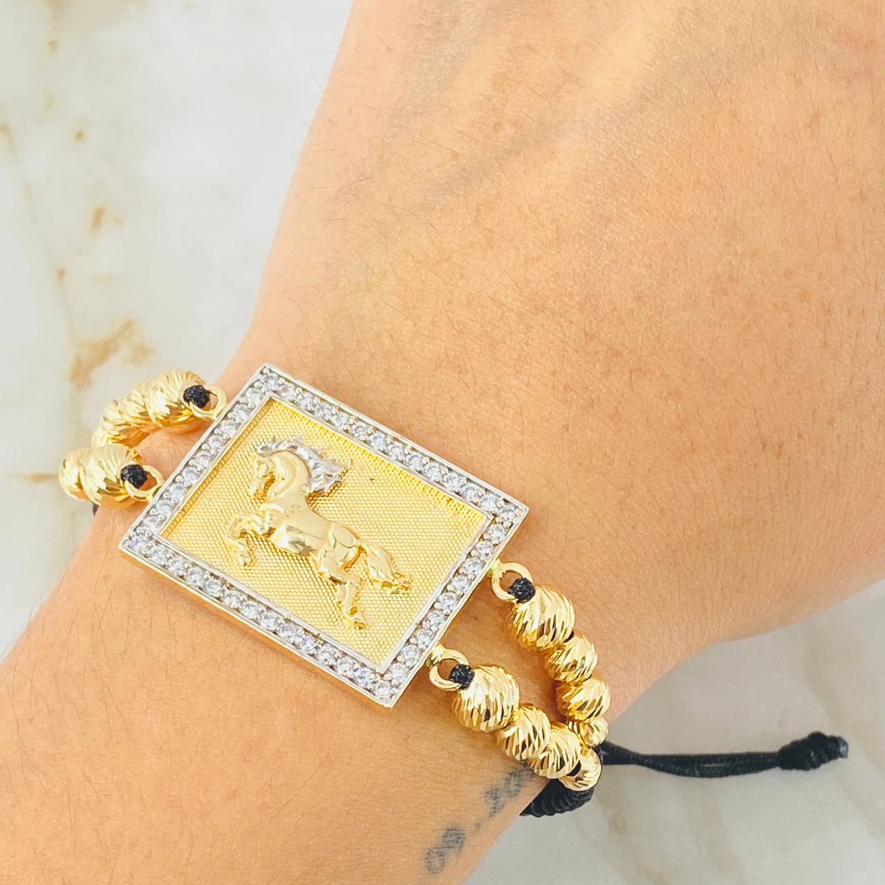 Pulsera Negra Herraje Recuadro Caballo Mate 11.8gr / 6mm-5mm-4mm Dos Oros Amarillo Blanco 18K *