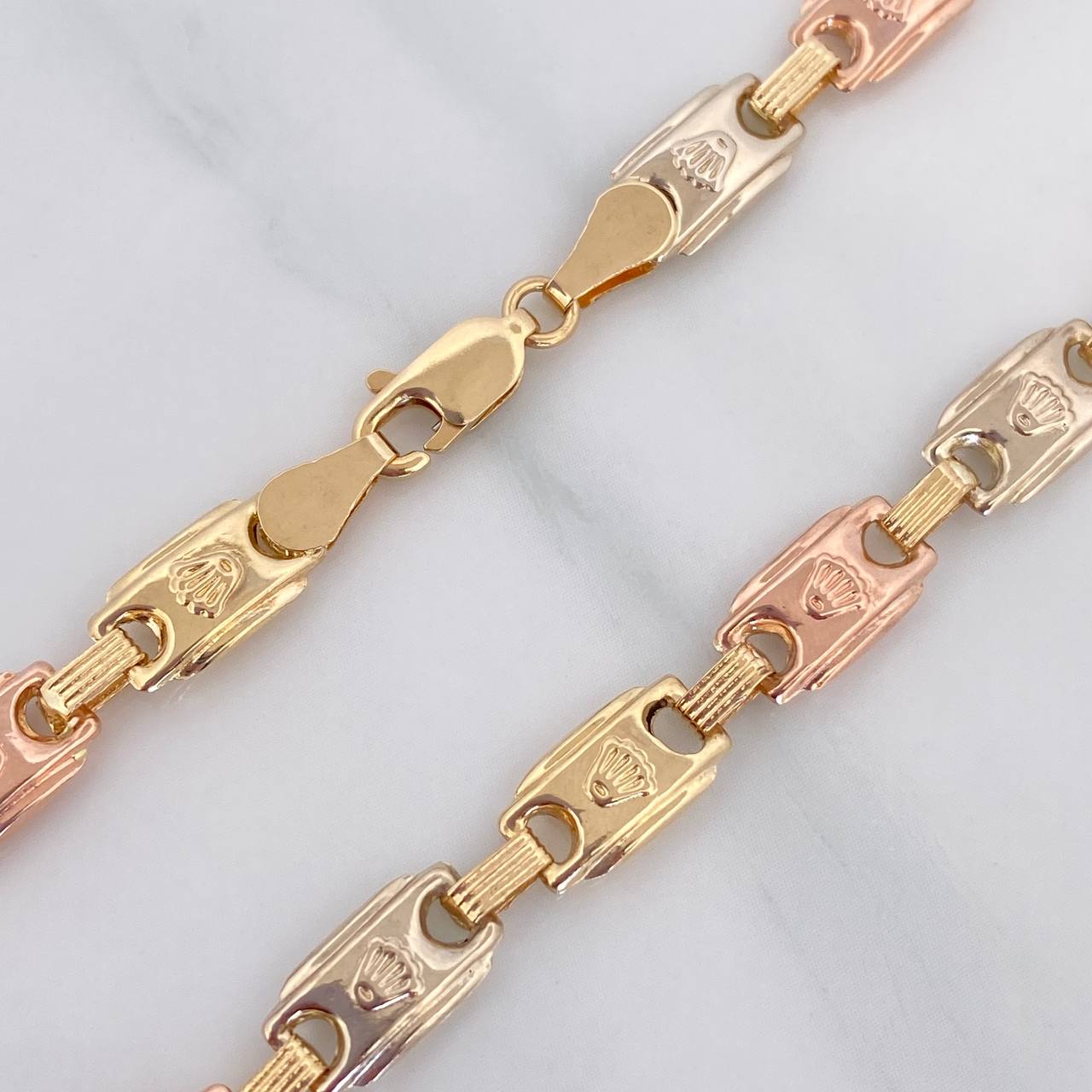 Rustic Bracelet Crown 5.55 g / 8 1/4 in / 5.75 mm Three Golds 18K