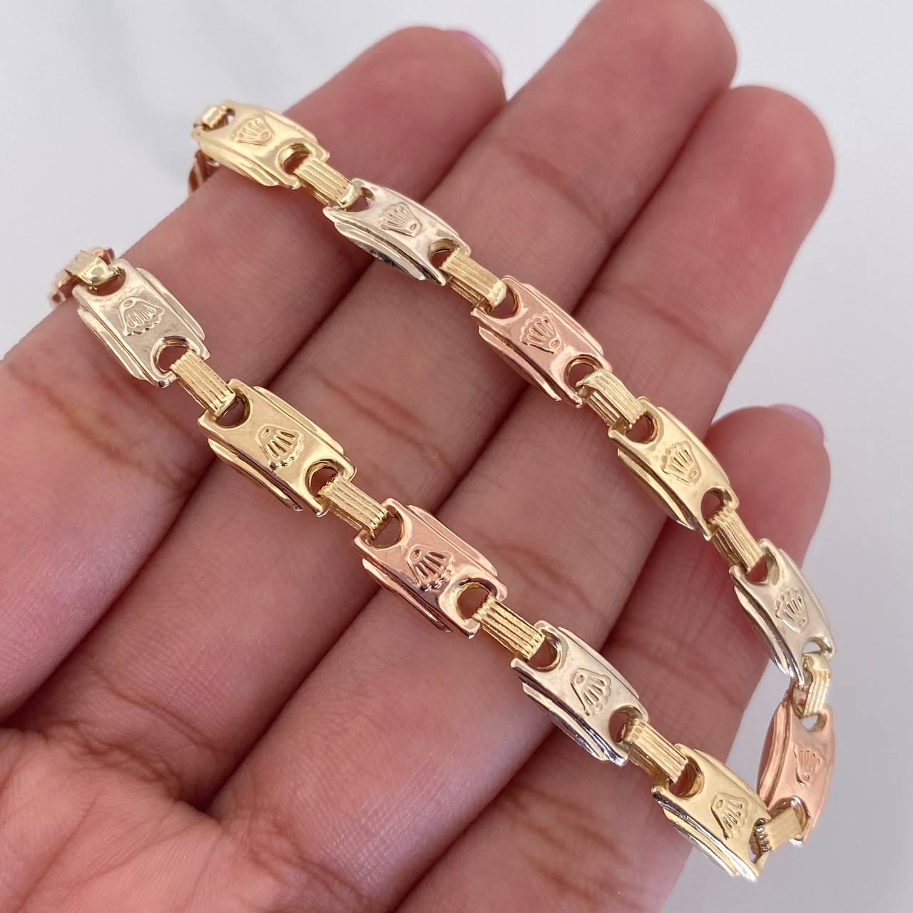 Rustic Bracelet Crown 5.55 g / 8 1/4 in / 5.75 mm Three Golds 18K
