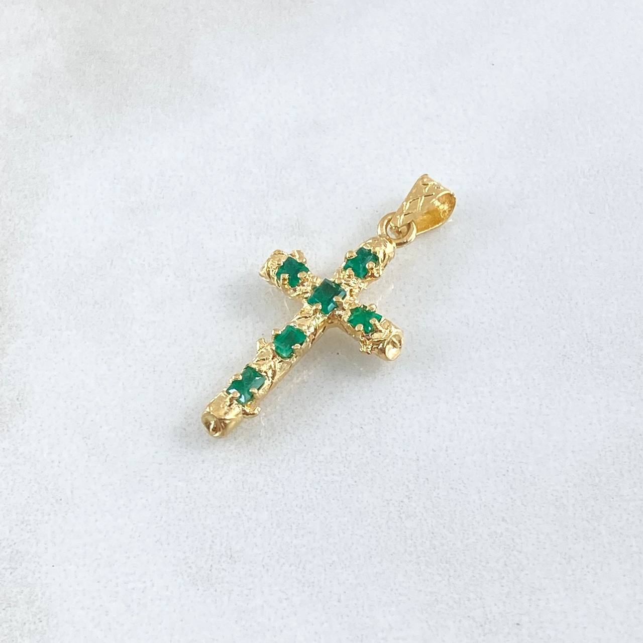 Dije Crúz Tronco 1.95gr / 3.2cm / Esmeraldas 50pts Oro Amarillo 18K (Joya)