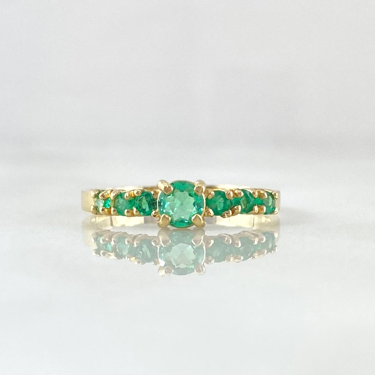 Anillo Solitario Lineas Tupidas 1.75gr / T6 / Esmeraldas 44pts Oro Amarillo 18K (Joya)