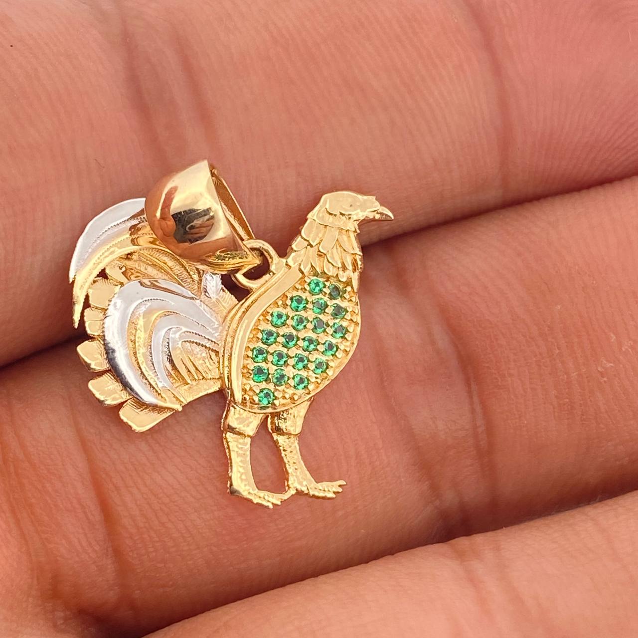 Dije Gallo 2.6gr / 1 in / Dos Oros Amarillo Blanco 18K &