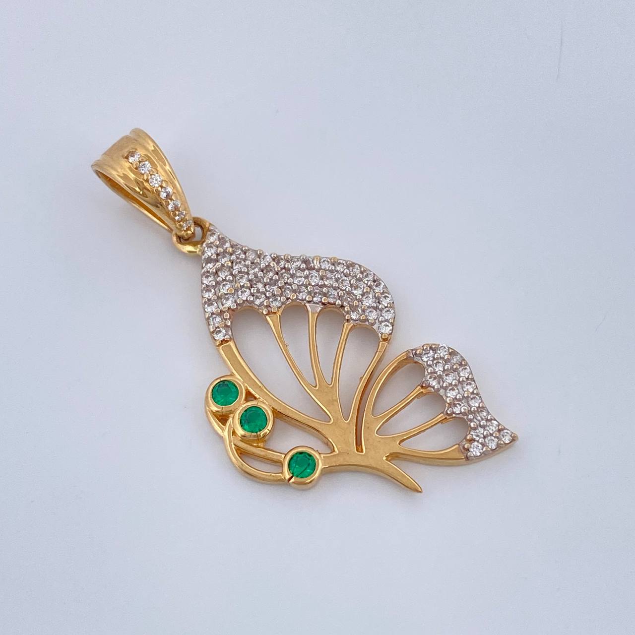 Dije Mariposa 3.65gr / 1 1/2 in / Dos Oros Amarillo Blanco 18K &