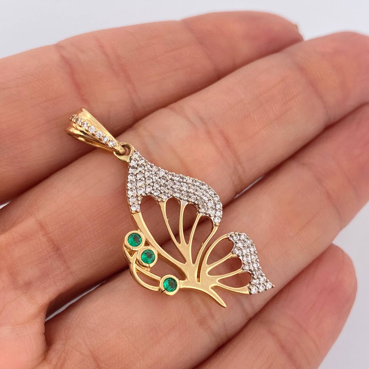Dije Mariposa 3.65gr / 1 1/2 in / Dos Oros Amarillo Blanco 18K &