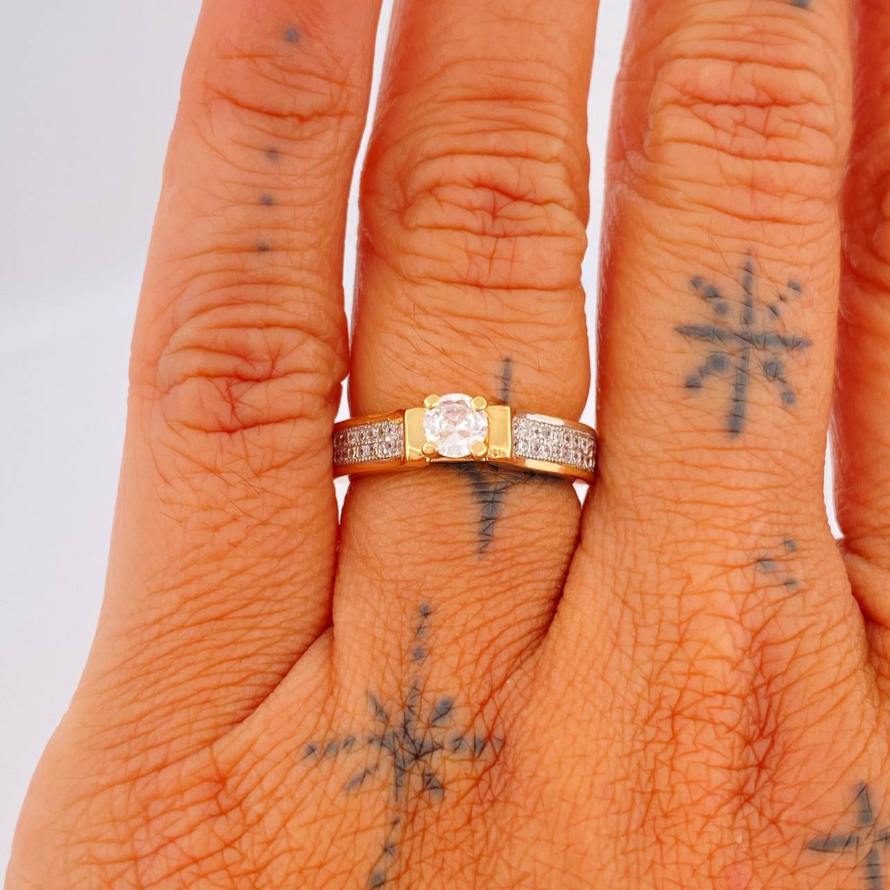Anillo Solitario 4.3gr / T6 1/2 / Oro Amarillo Oro Blanco  18K &