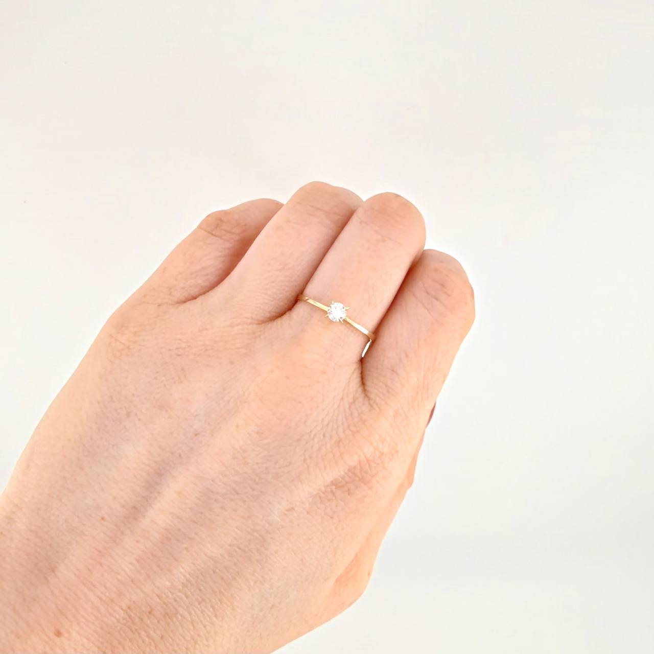 Anillo Solitario Cuatro Garras 1.1g / T8 Oro Amarillo 18K