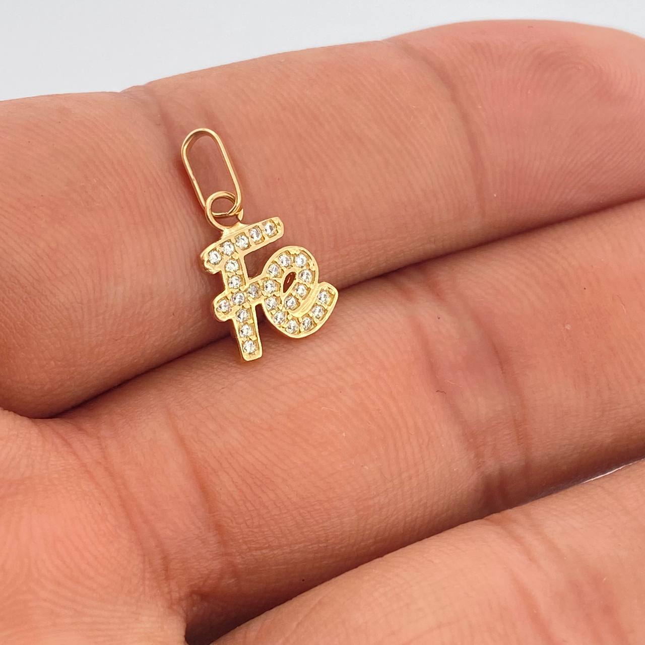 Dije Fe 0.95gr / 3/4 in / Oro Amarillo 18K &