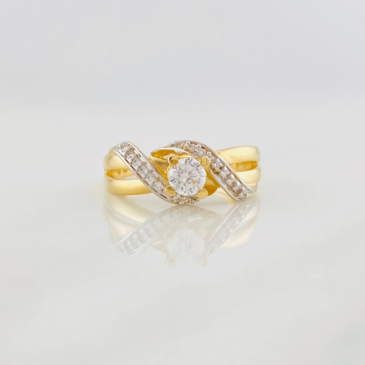 Anillo Solitario Entrelazado 3.5g / T5 3/4 Dos Oros Amarillo Blanco 18K