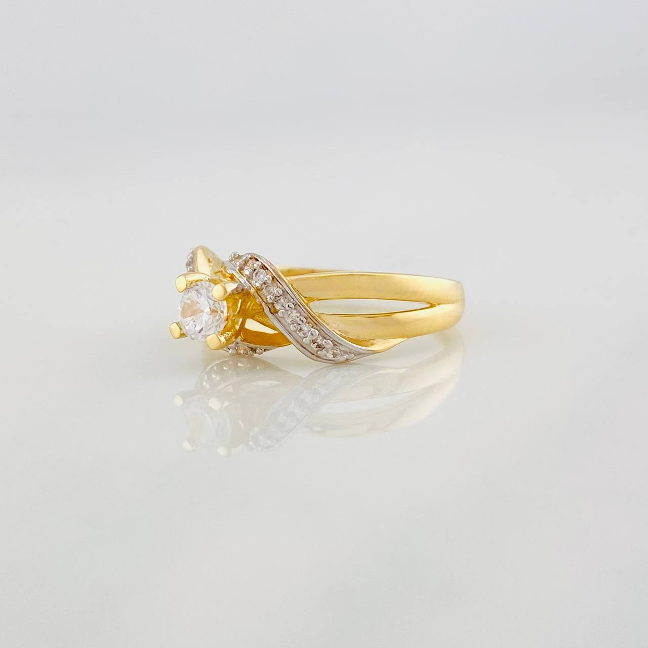 Anillo Solitario Entrelazado 3.5g / T5 3/4 Dos Oros Amarillo Blanco 18K