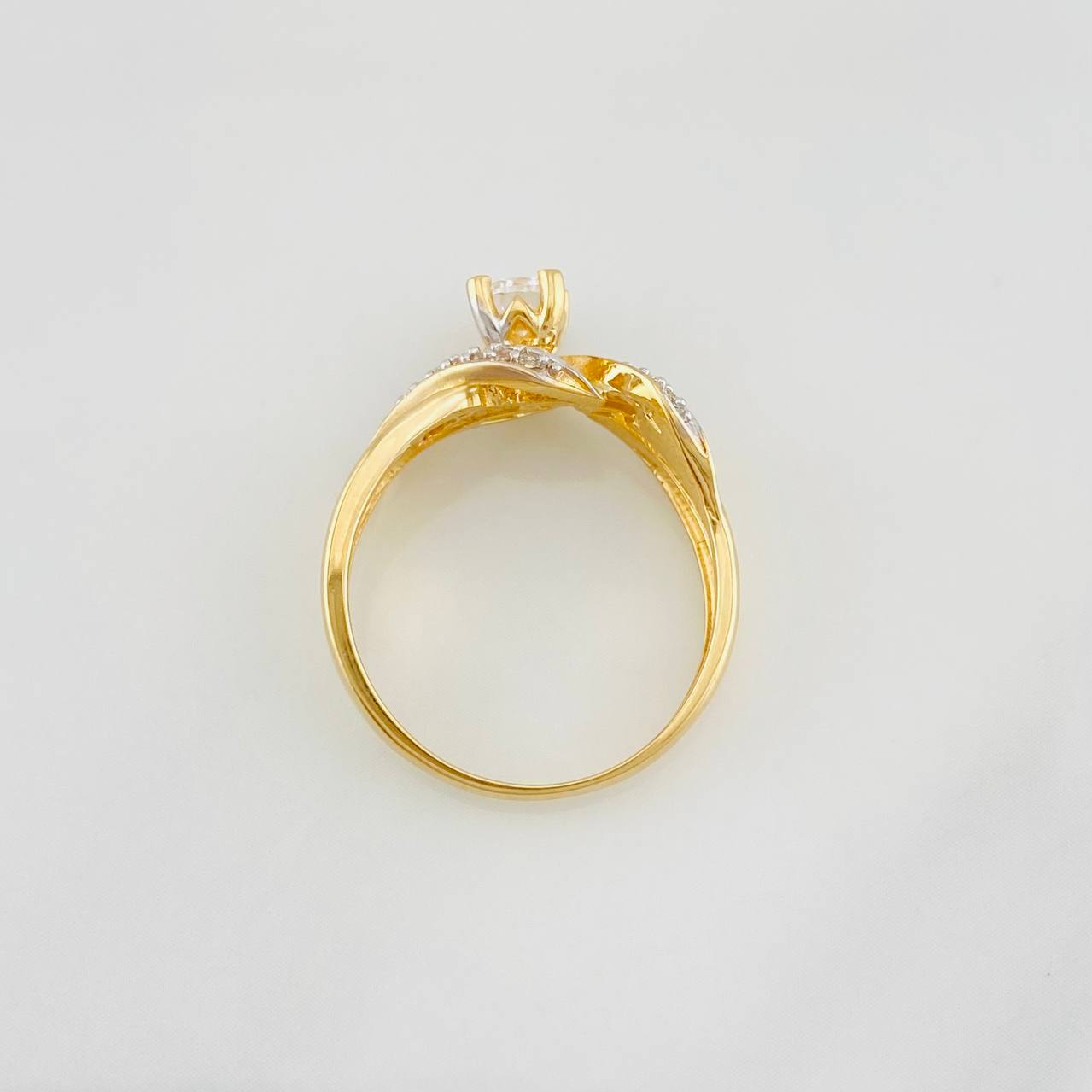 Anillo Solitario Entrelazado 3.5g / T5 3/4 Dos Oros Amarillo Blanco 18K