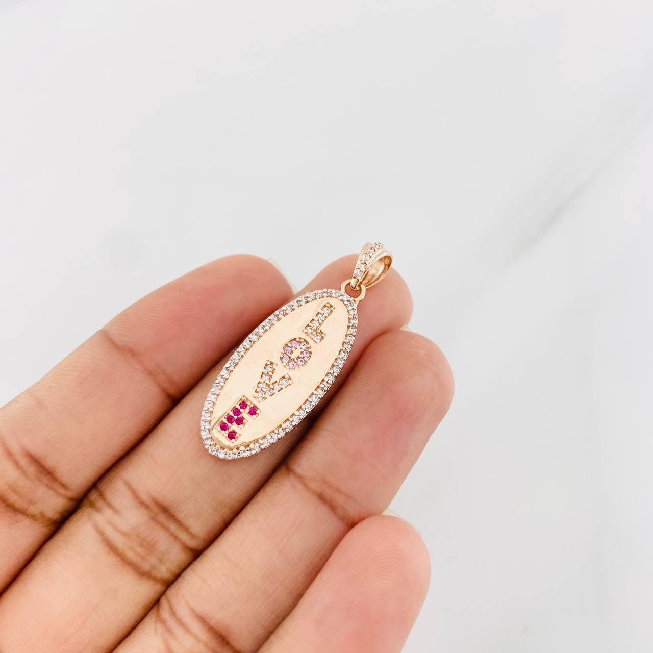 Dije Placa Love 3.15g / 1 1/4 in Oro Rosa 18K