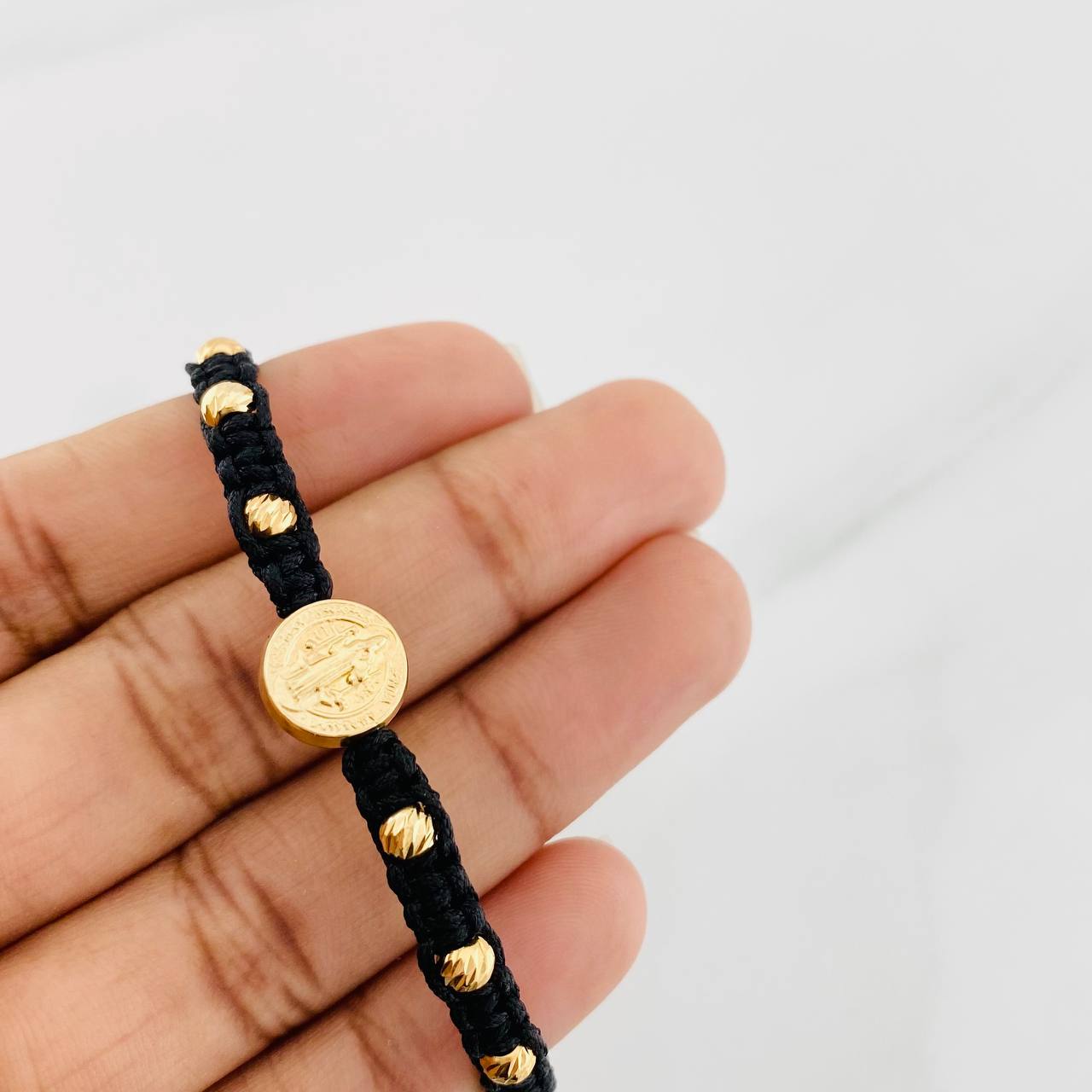Pulsera Tejida Negra San Benito Oro Amarillo 18K
