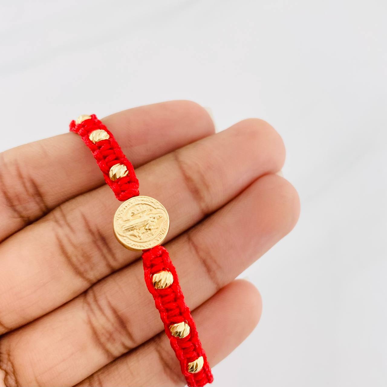 Pulsera Tejida Roja San Benito Oro Amarillo 18K
