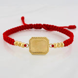 Pulsera Tejida Roja Placa Cuadrada Punteada Oro Amarillo 18K
