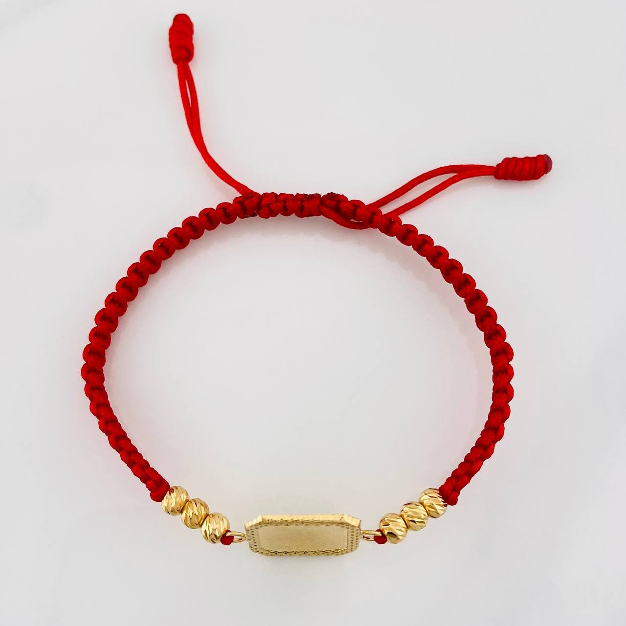 Pulsera Tejida Roja Placa Cuadrada Punteada Oro Amarillo 18K