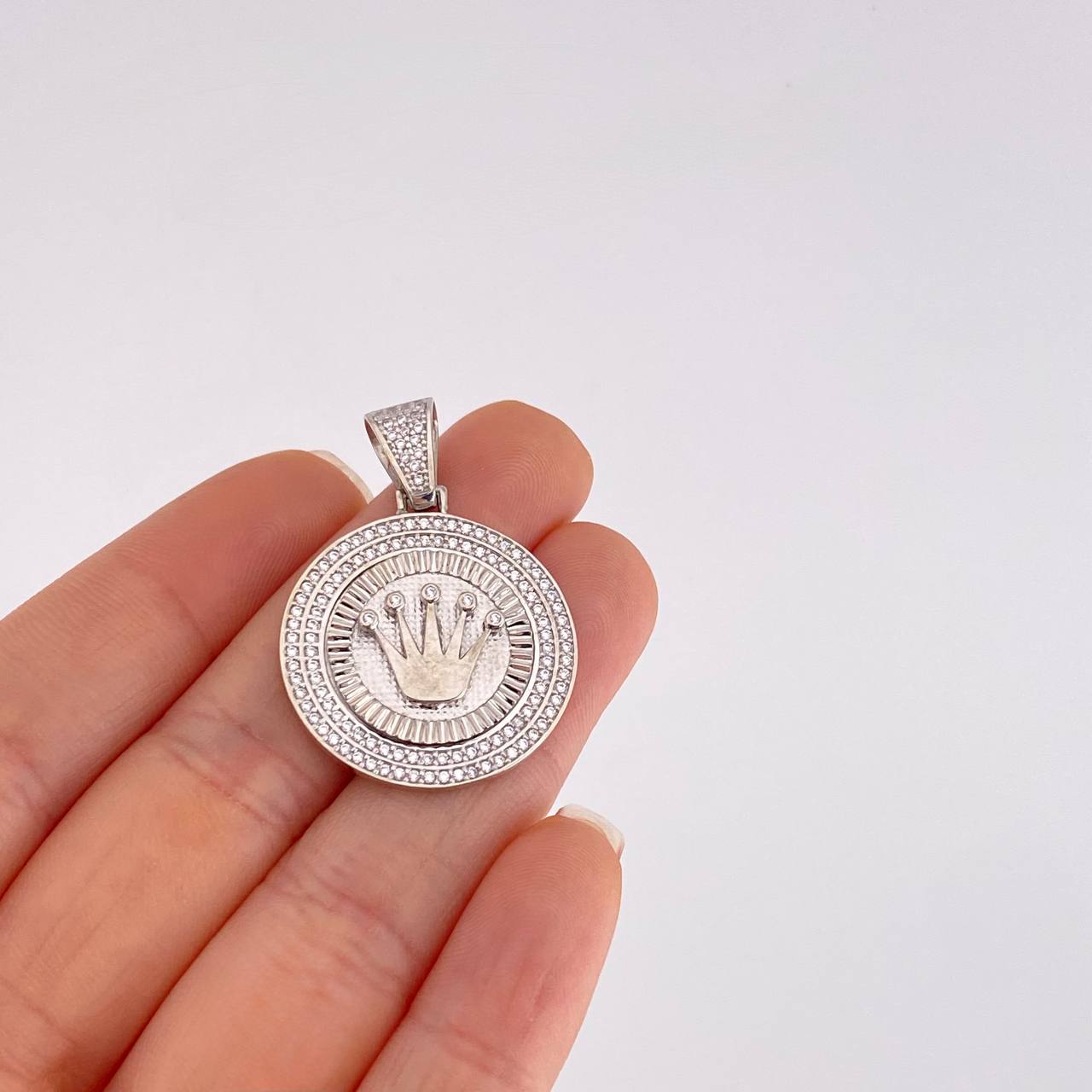 Dije Medalla Corona 6.55g / 1 1/2 in Oro Blanco 18K