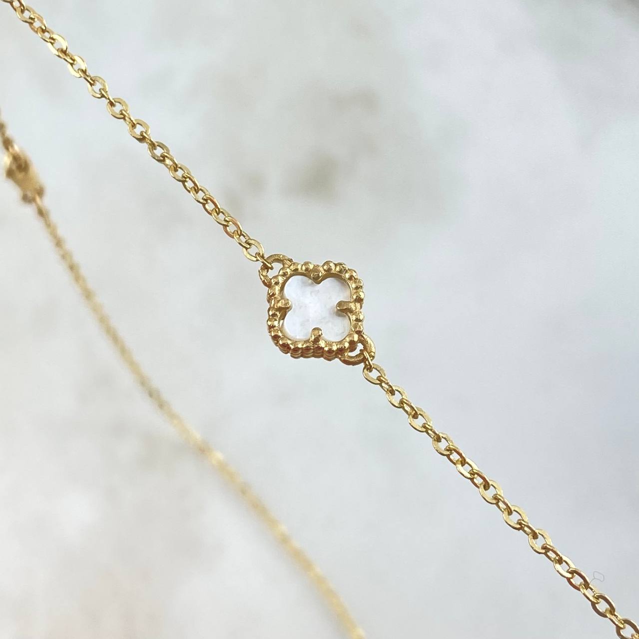 Cadena Aro Seguido Trebol VCyA 6.3gr / 45cm / 1.5mm Nacar Blanco Punteado Oro Amarillo  18K