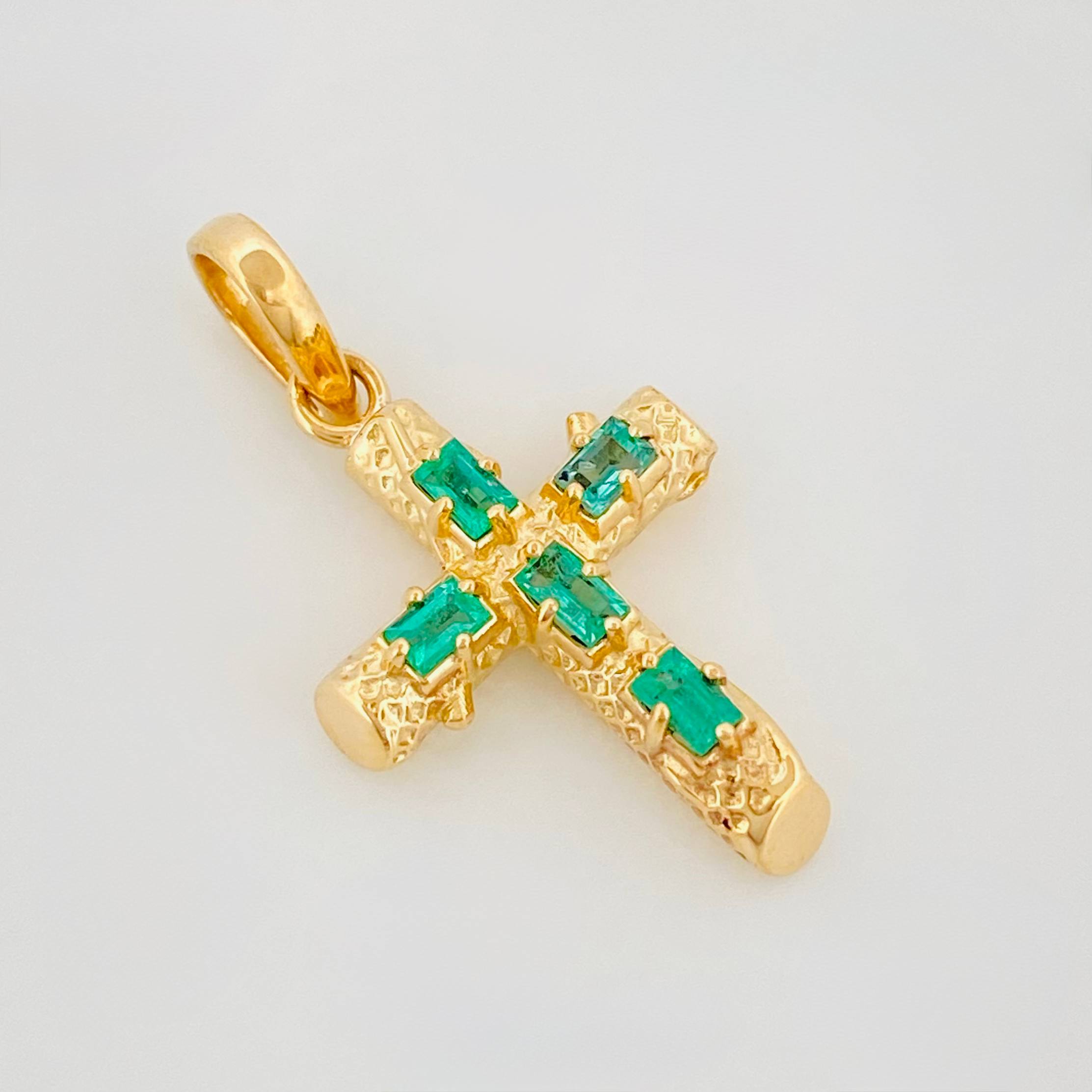 Pendant Cross Trunk Emeralds 25pts 1.65 g / 1 in Yellow Gold 18K