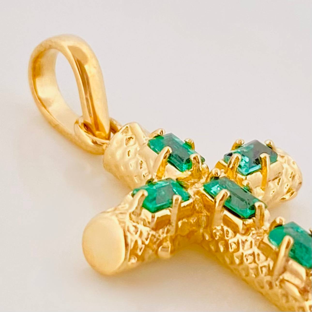 Pendant Cross Trunk Emeralds 25pts 1.65 g / 1 in Yellow Gold 18K