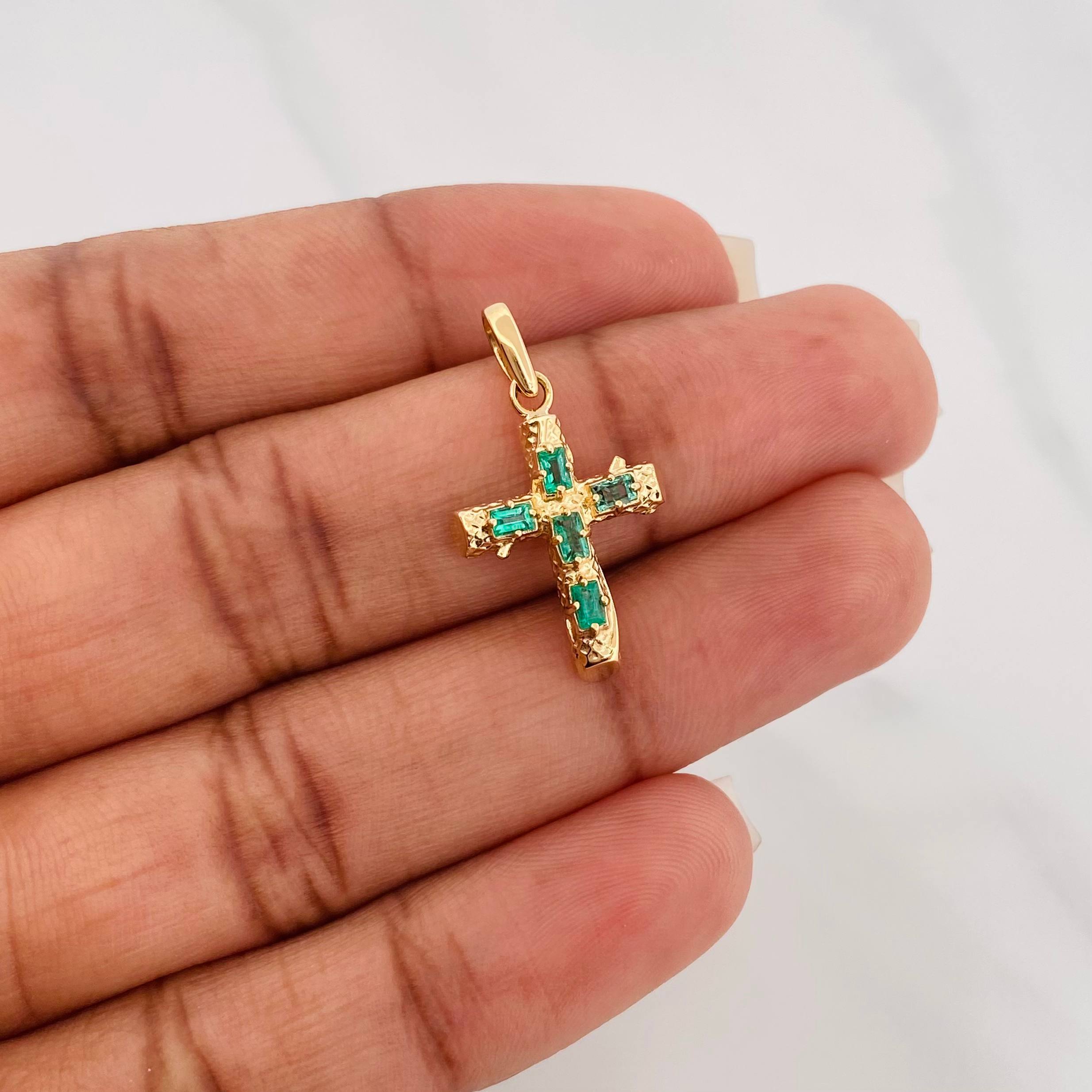 Pendant Cross Trunk Emeralds 25pts 1.65 g / 1 in Yellow Gold 18K