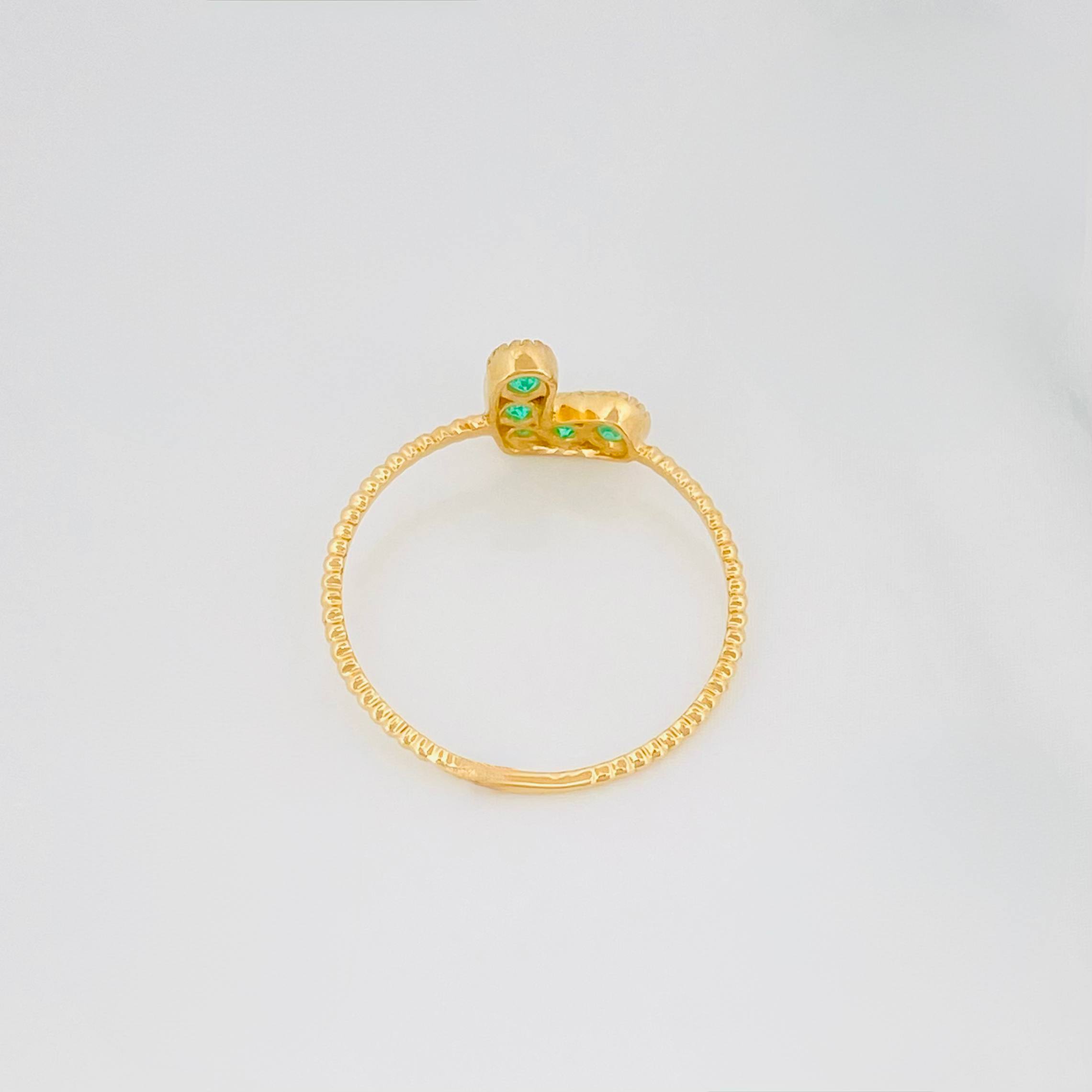 Heart Ring with Emeralds 25 Pts 1 g / T6 18K Yellow Gold