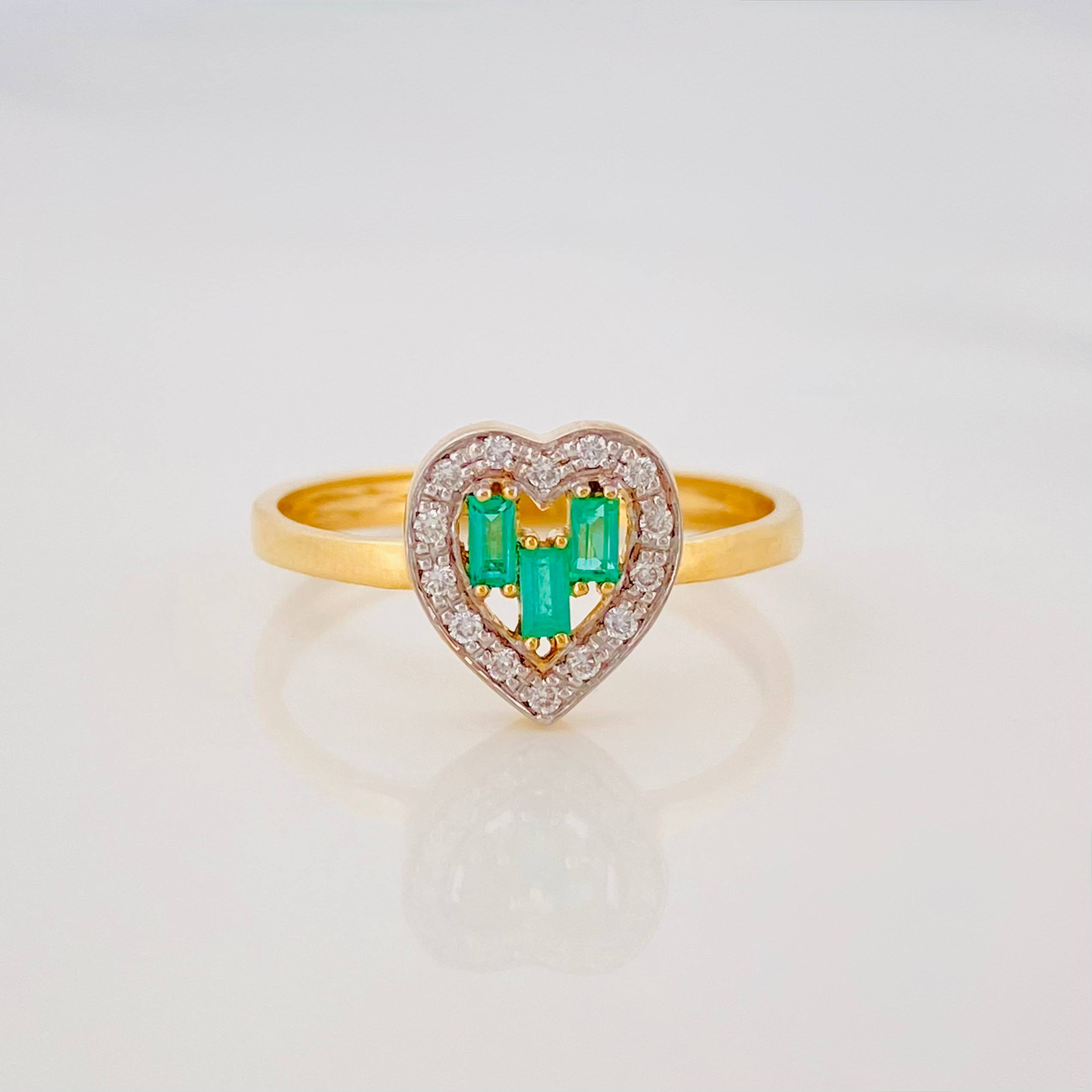 Anillo Corazon Esmeraldas 13 Pts Diamantes 08 Pts 1.85 g / T6 Dos Oros Amarillo Blanco 18K