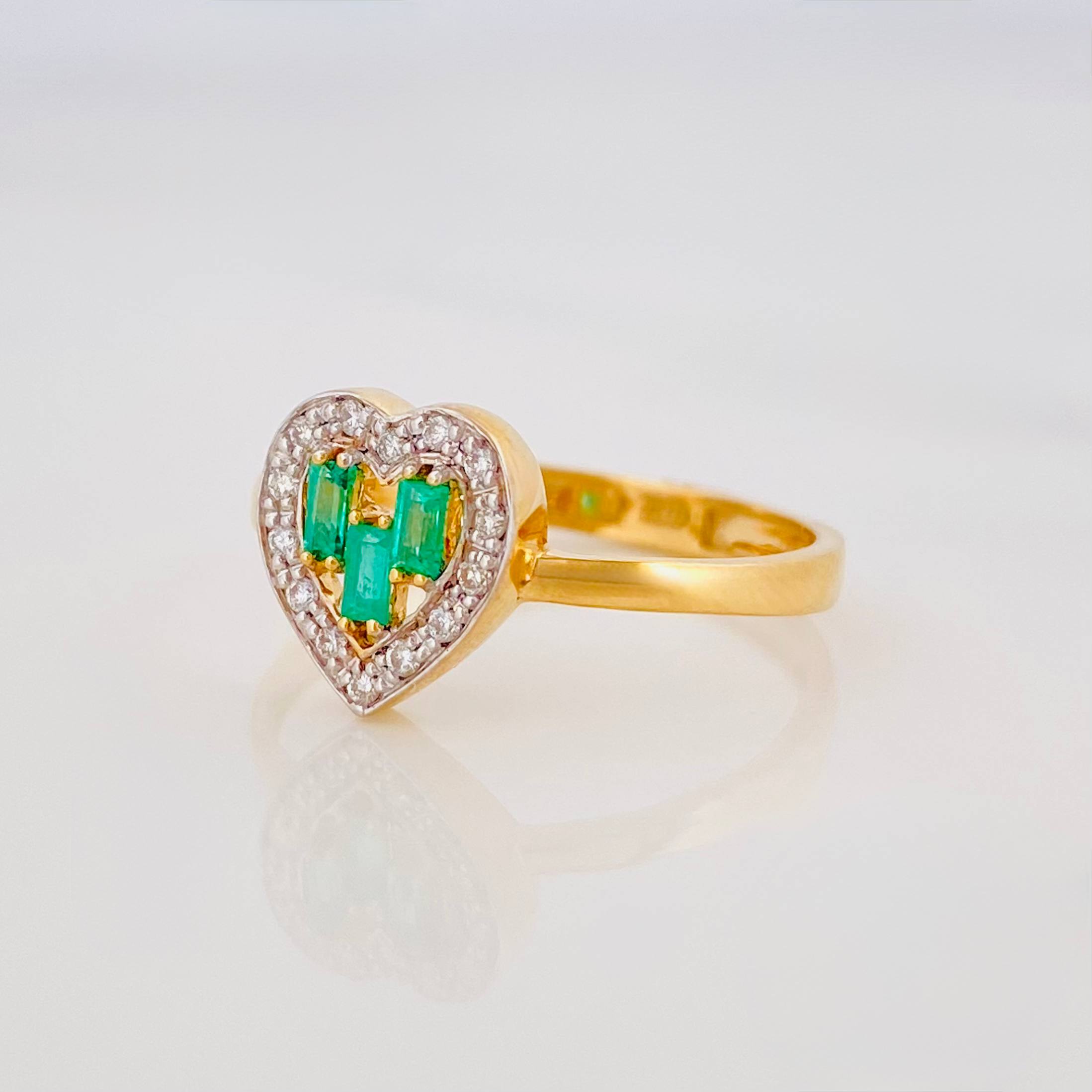 Anillo Corazon Esmeraldas 13 Pts Diamantes 08 Pts 1.85 g / T6 Dos Oros Amarillo Blanco 18K