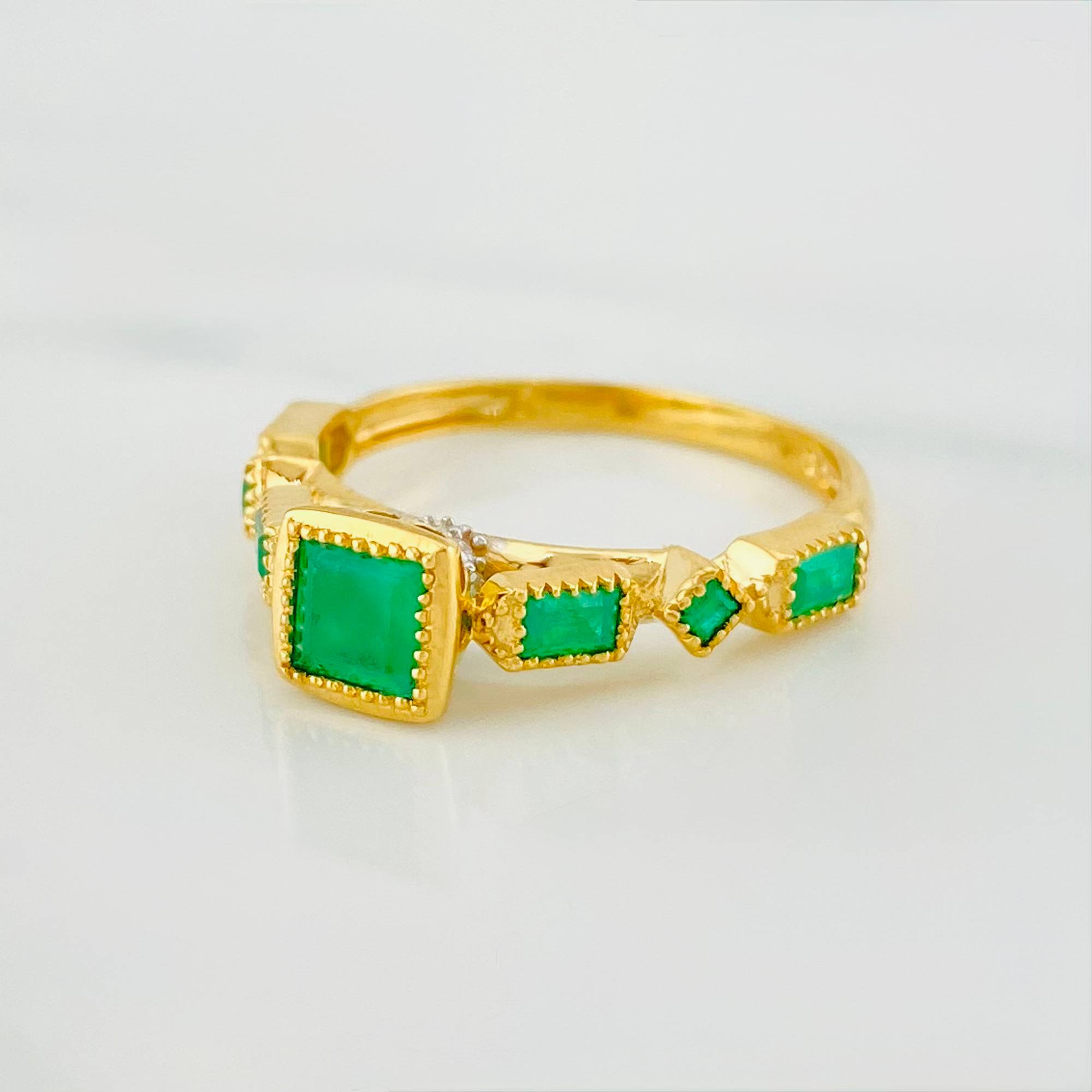 Emerald Figures Ring 69 Pts 2.7 g / T6 Two Yellow White Gold 18K