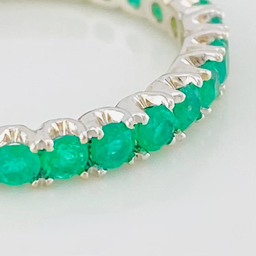 Churumbela Ring with Emeralds 2.25 g / Size 6 3/4 18K White Gold