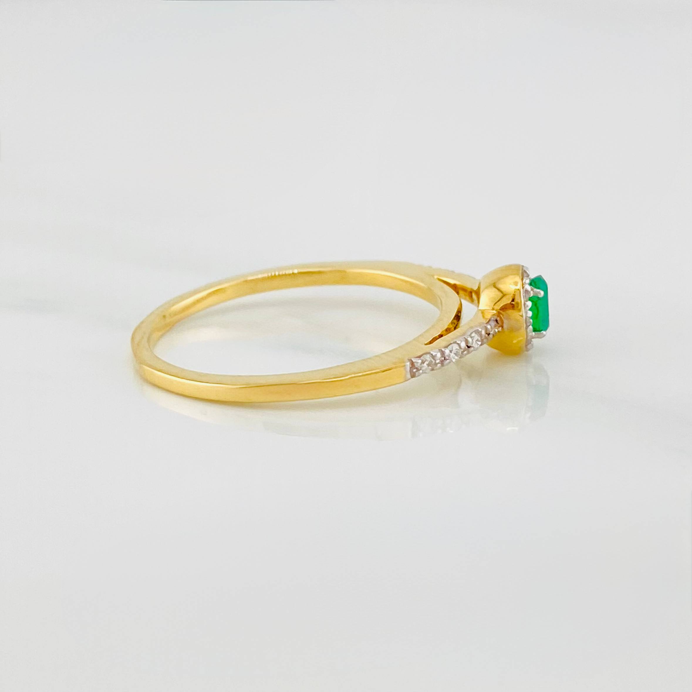 Anillo Halo Churumbela Esmeralda 2.1 g / T6 Dos Oros Amarillo Blanco 18K