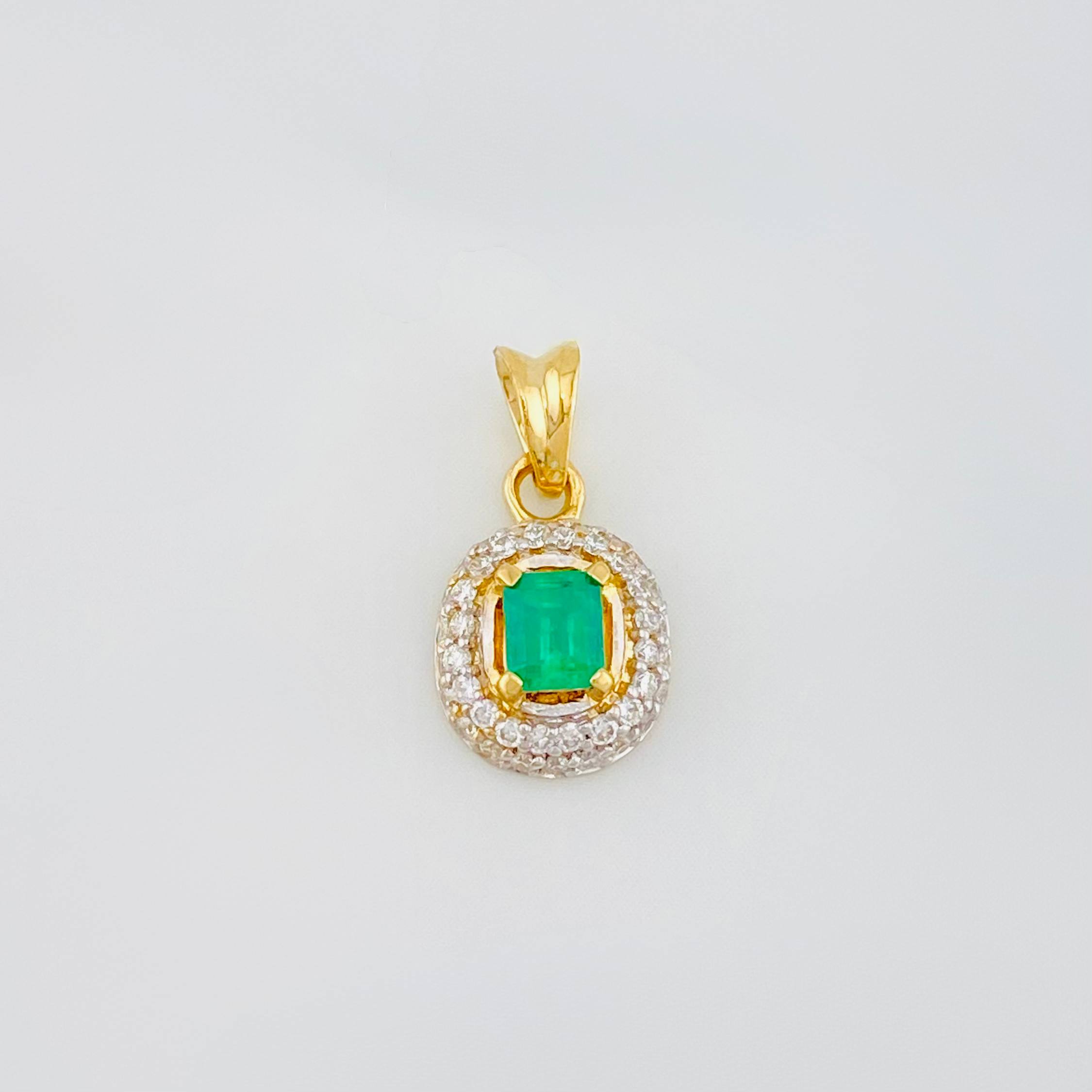 Pendant Halo Emeralds 26 Pts Diamonds 20 Pts 1.05 g / 1/2 in Two Golds Yellow White 18K