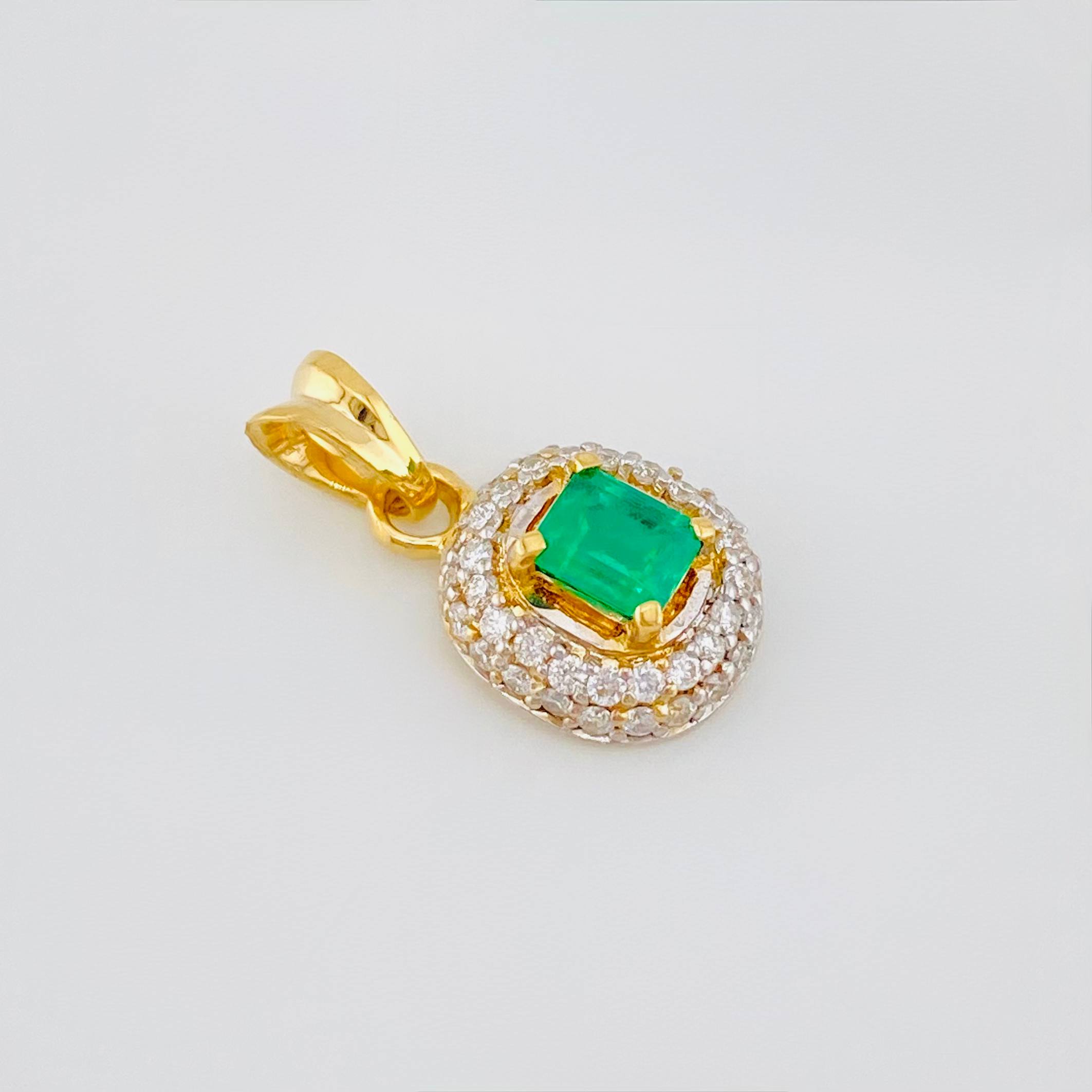 Pendant Halo Emeralds 26 Pts Diamonds 20 Pts 1.05 g / 1/2 in Two Golds Yellow White 18K