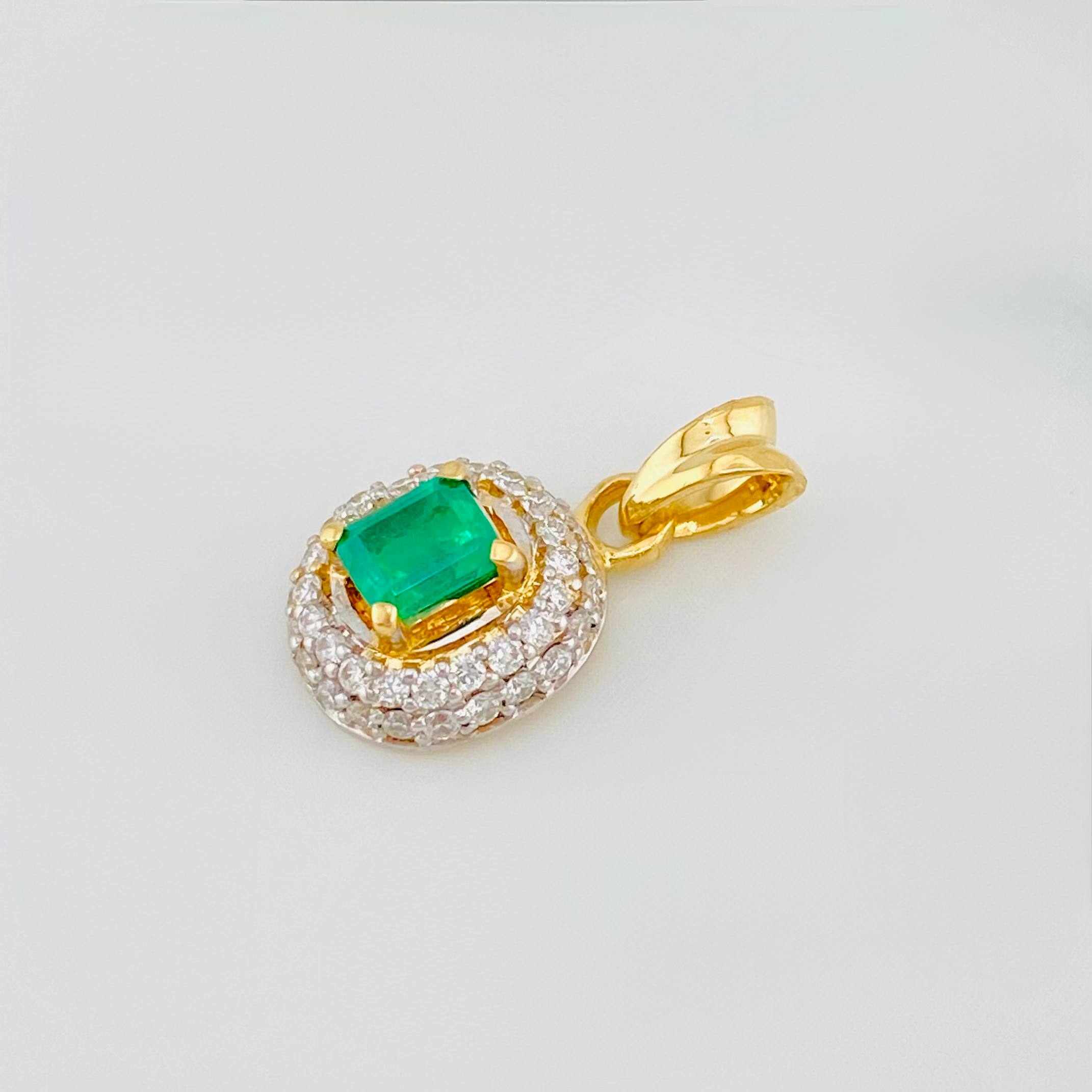 Pendant Halo Emeralds 26 Pts Diamonds 20 Pts 1.05 g / 1/2 in Two Golds Yellow White 18K