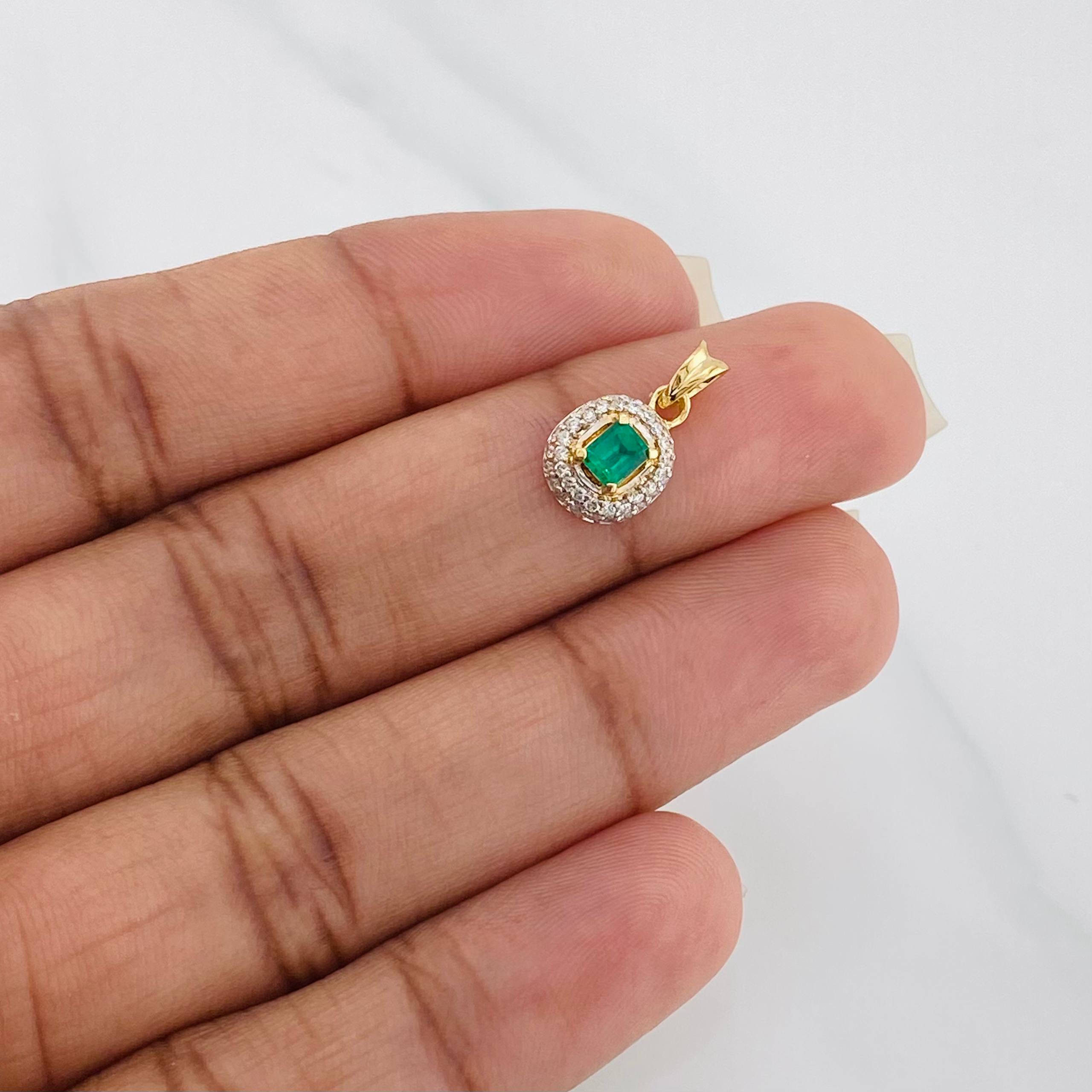 Pendant Halo Emeralds 26 Pts Diamonds 20 Pts 1.05 g / 1/2 in Two Golds Yellow White 18K