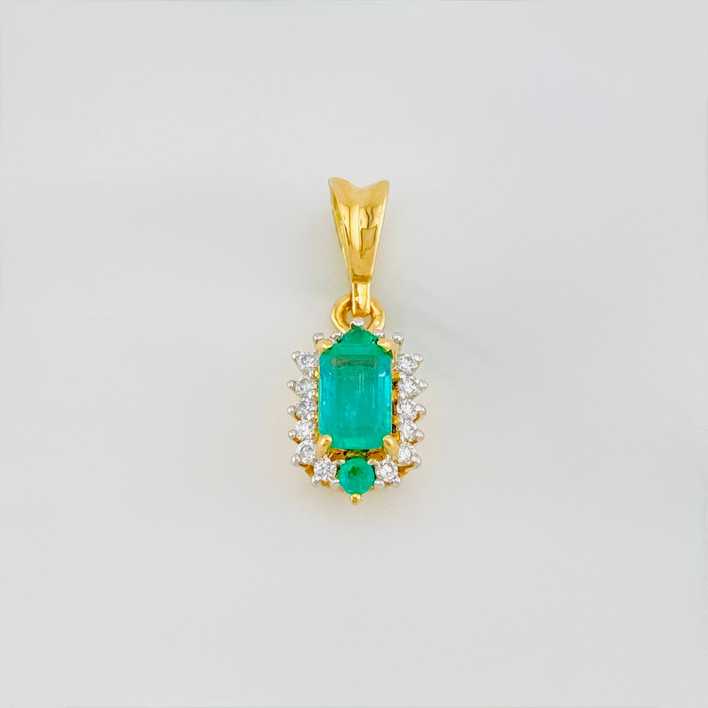 Dije Halo Esmeraldas 33 Pts Diamantes 07 Pts 1.05 g / 1/2 in Dos Oros Amarillo Blanco 18K