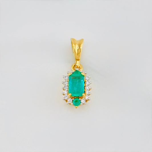 Dije Halo Esmeraldas 33 Pts Diamantes 07 Pts 1.05 g / 1/2 in Dos Oros Amarillo Blanco 18K