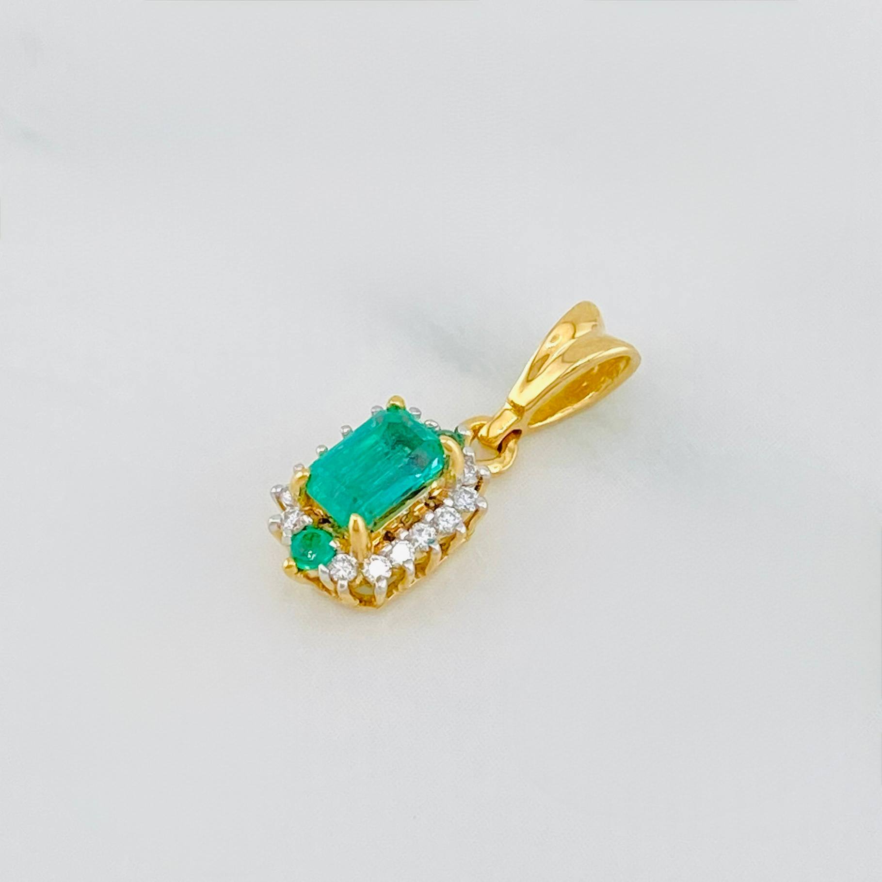 Dije Halo Esmeraldas 33 Pts Diamantes 07 Pts 1.05 g / 1/2 in Dos Oros Amarillo Blanco 18K