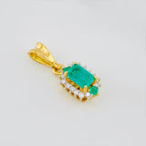 Dije Halo Esmeraldas 33 Pts Diamantes 07 Pts 1.05 g / 1/2 in Dos Oros Amarillo Blanco 18K