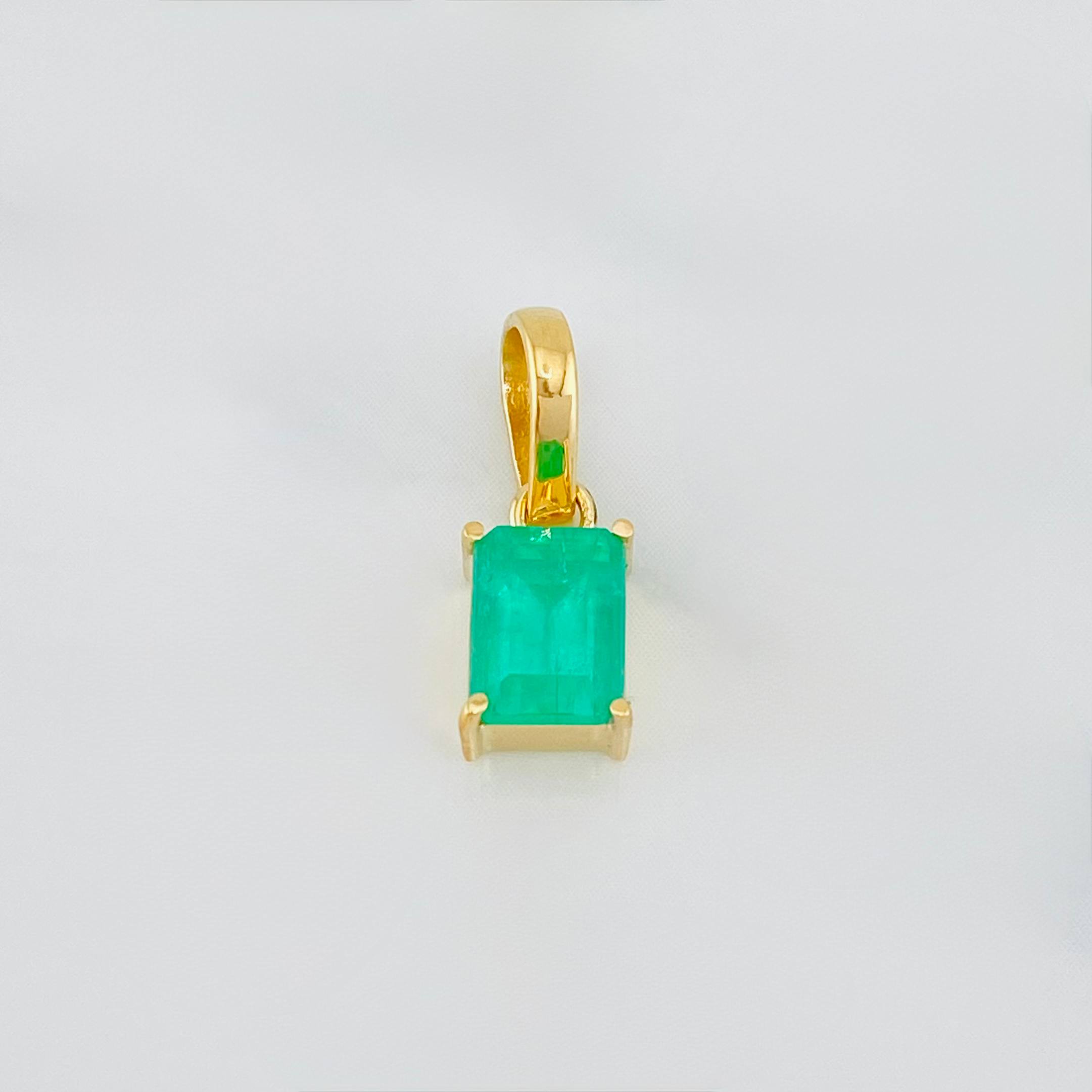 Dije Rectangulo Esmeralda 0.95 g / 1/2 in Oro Amarillo 18K