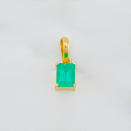 Dije Rectangulo Esmeralda 0.95 g / 1/2 in Oro Amarillo 18K