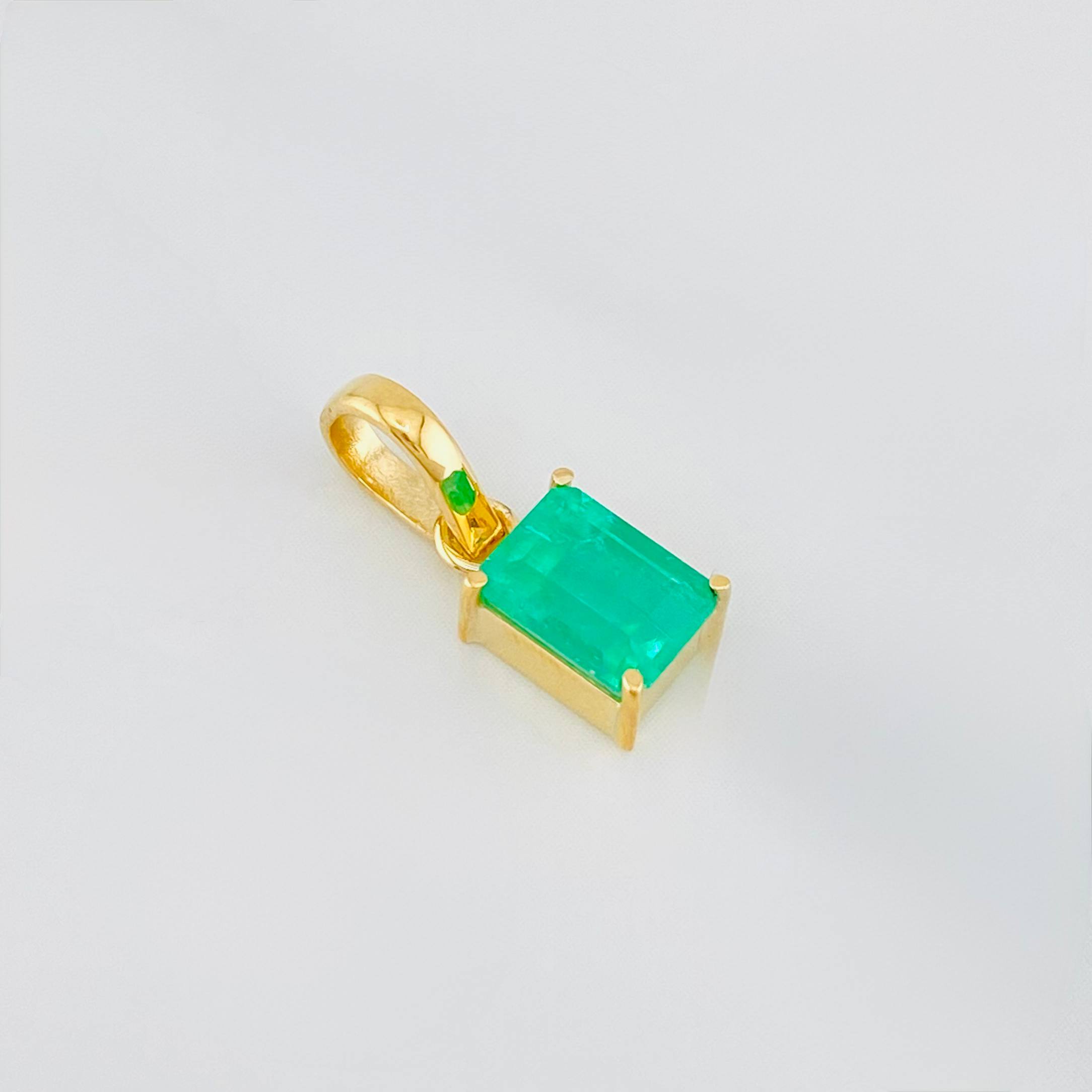 Dije Rectangulo Esmeralda 0.95 g / 1/2 in Oro Amarillo 18K