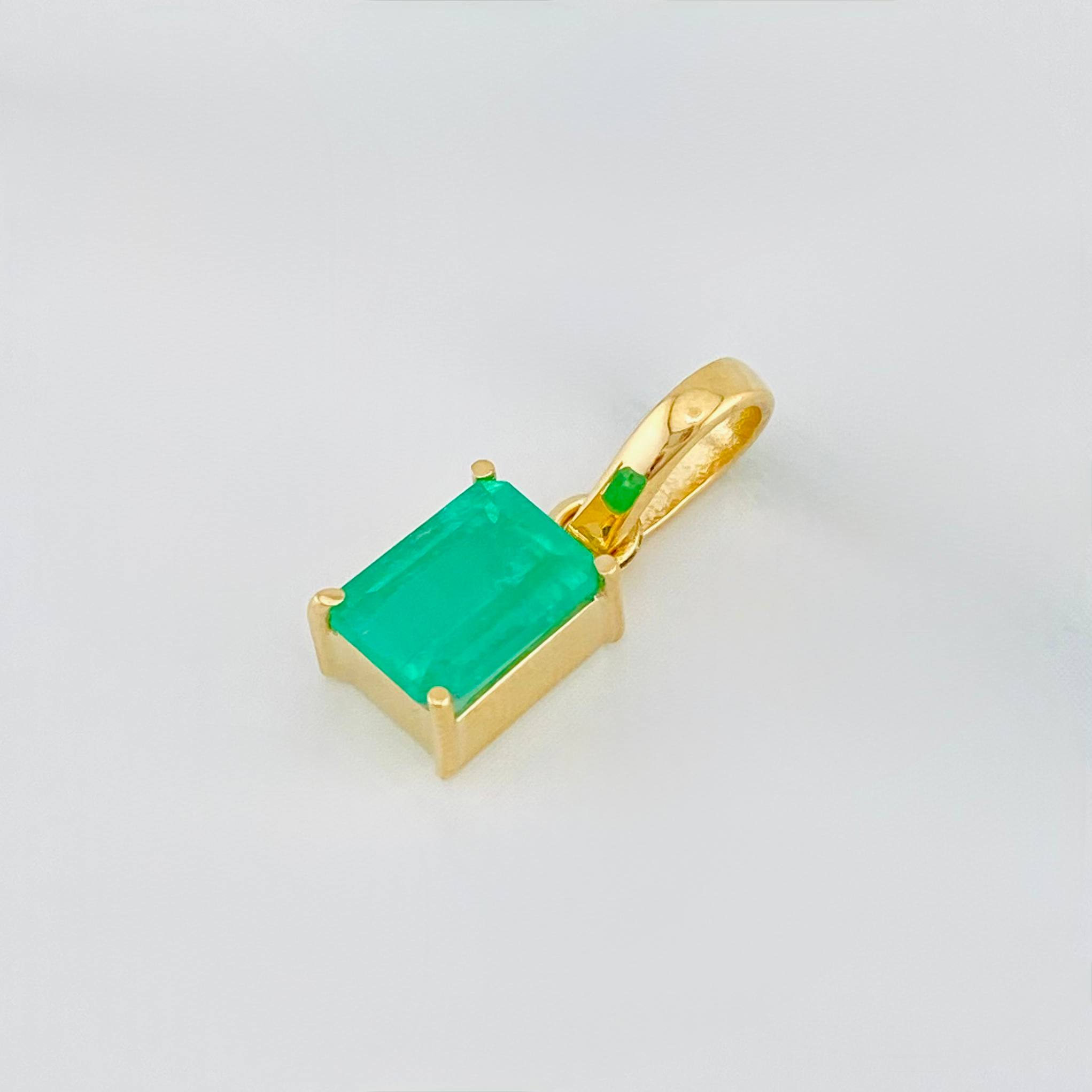Dije Rectangulo Esmeralda 0.95 g / 1/2 in Oro Amarillo 18K