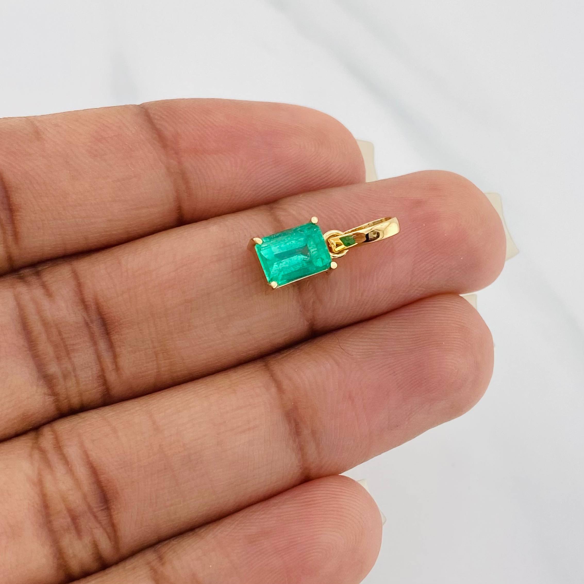 Dije Rectangulo Esmeralda 0.95 g / 1/2 in Oro Amarillo 18K