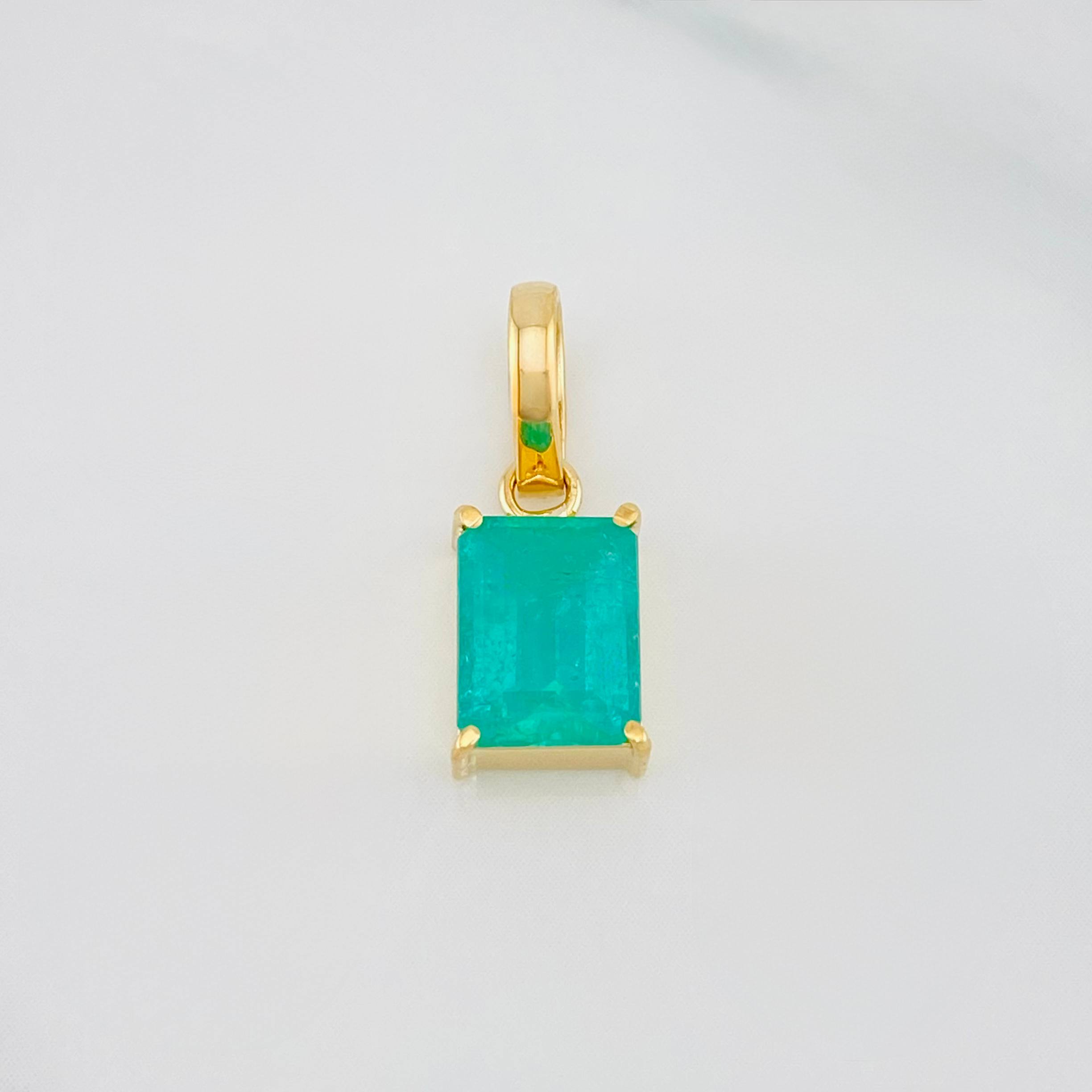 Dije Cuadrado Esmeralda 1.15 g / 3/4 in Oro Amarillo 18K