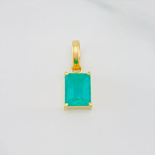 Dije Cuadrado Esmeralda 1.15 g / 3/4 in Oro Amarillo 18K