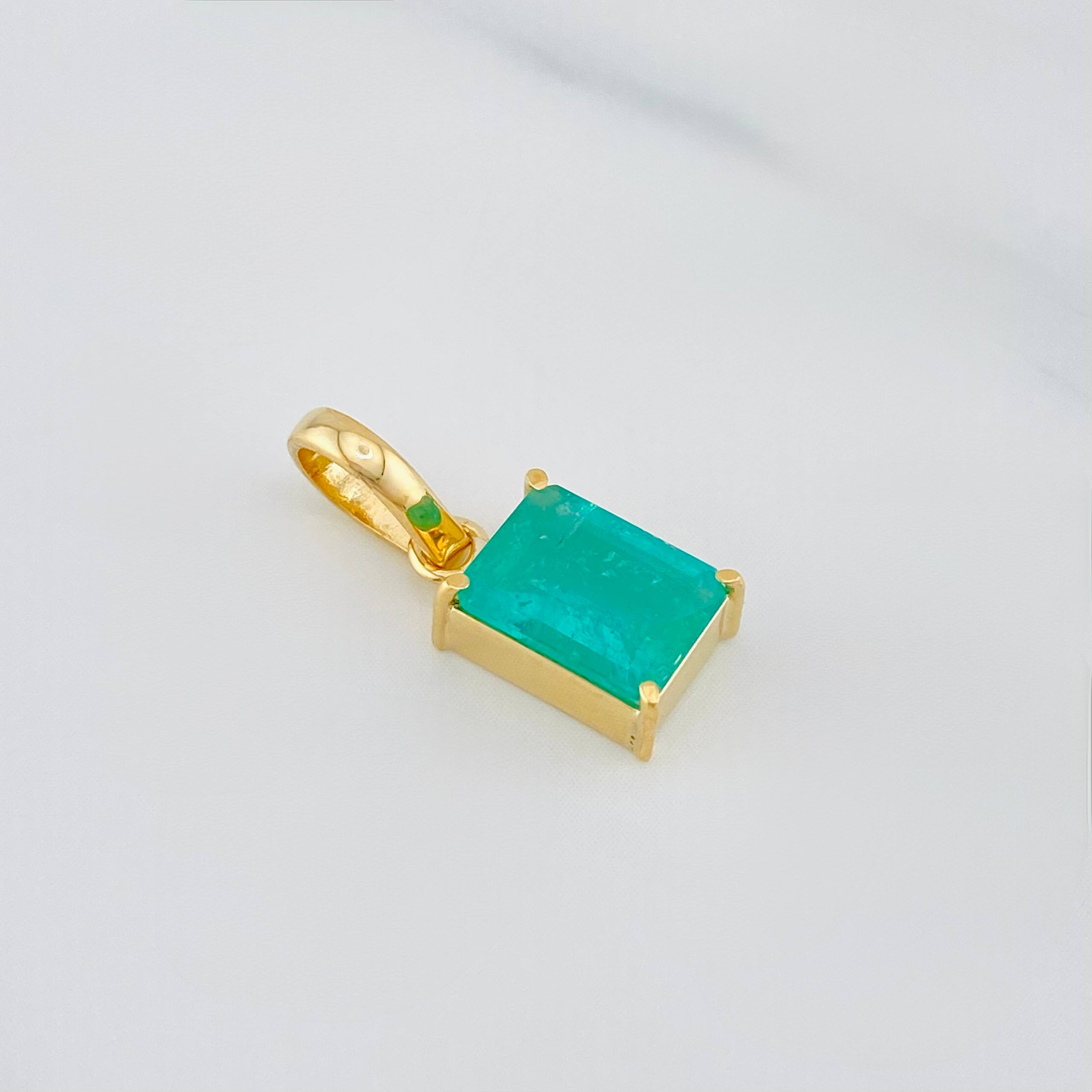 Dije Cuadrado Esmeralda 1.15 g / 3/4 in Oro Amarillo 18K