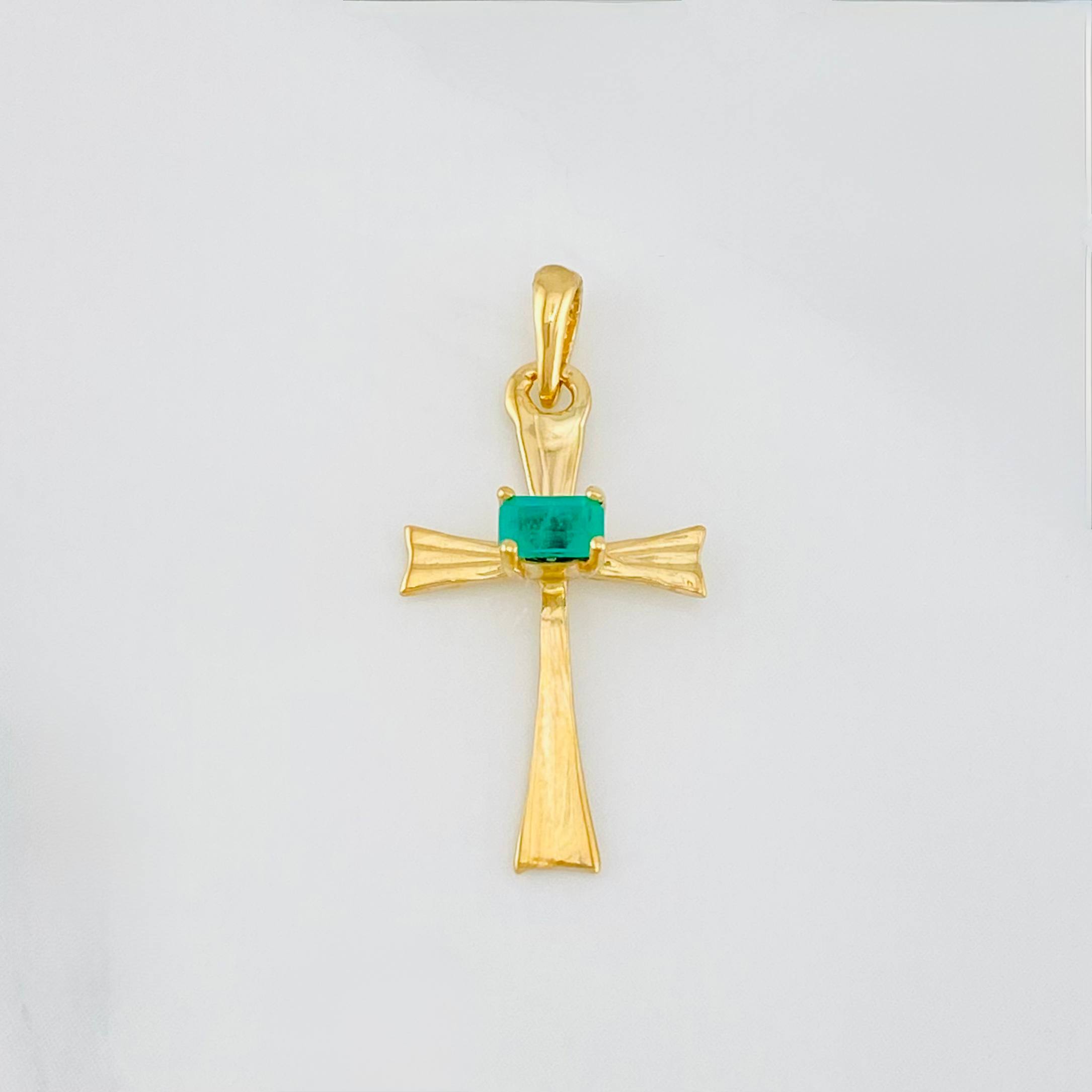Emerald Cross Pendant 0.95 g / 1 in in 18K Yellow Gold